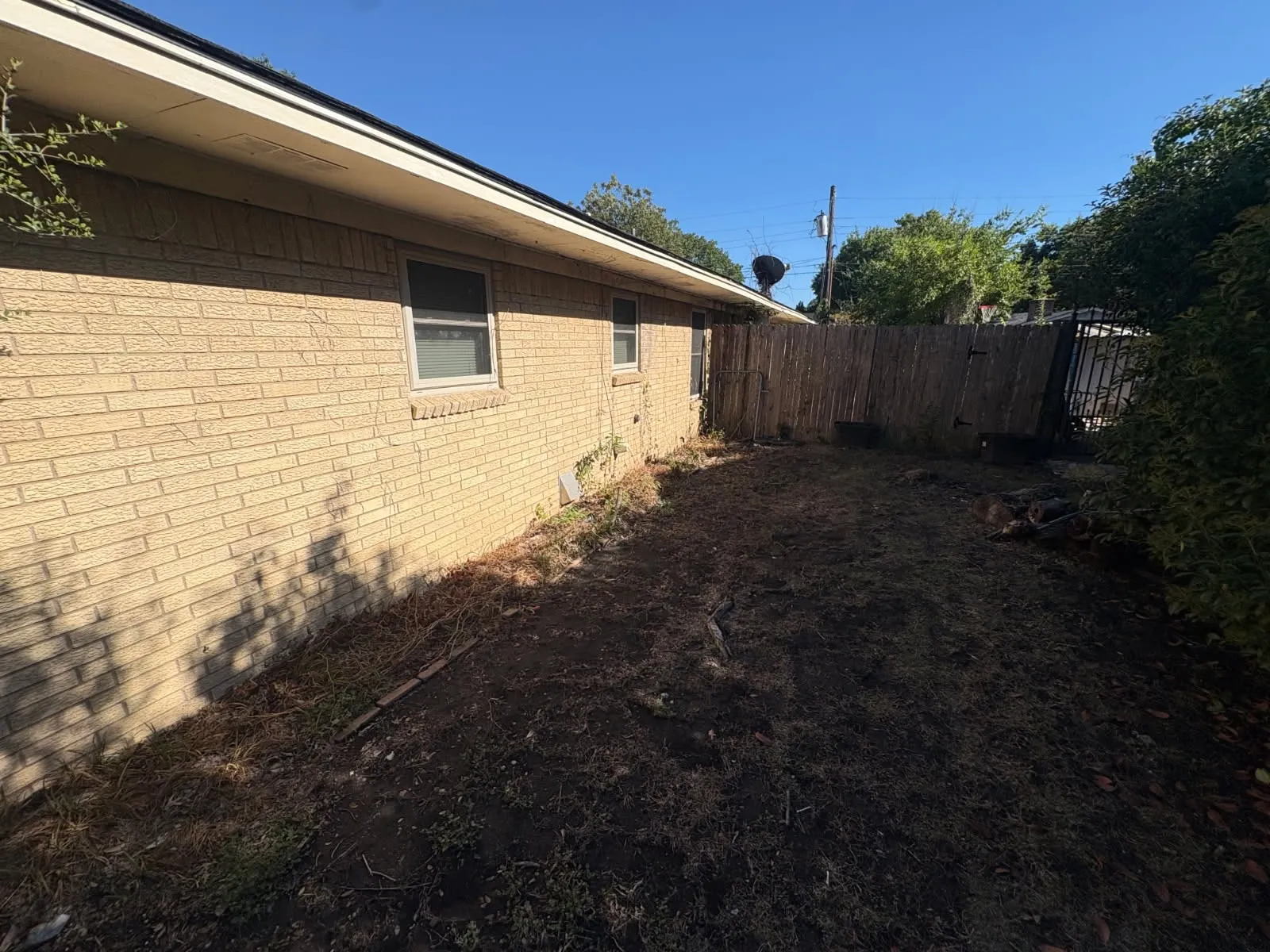 Single Family Residence For Sale in Ellis County , 109 Auburn Street, Waxahachie, Texas 75165, 4 Bedroom, 3 Bathroom, Garage spaces, 2,428 Sqft, built in 1970, mls#21410887, Real Estate Agent in Waxahachie, Homes For Sale in Ellis county, Homes For Sale in Waxahachie, Realtor in Waxahachie Texas, Real Estate Brokerage Independent Realty Texas, Luminita Cordes Realtor