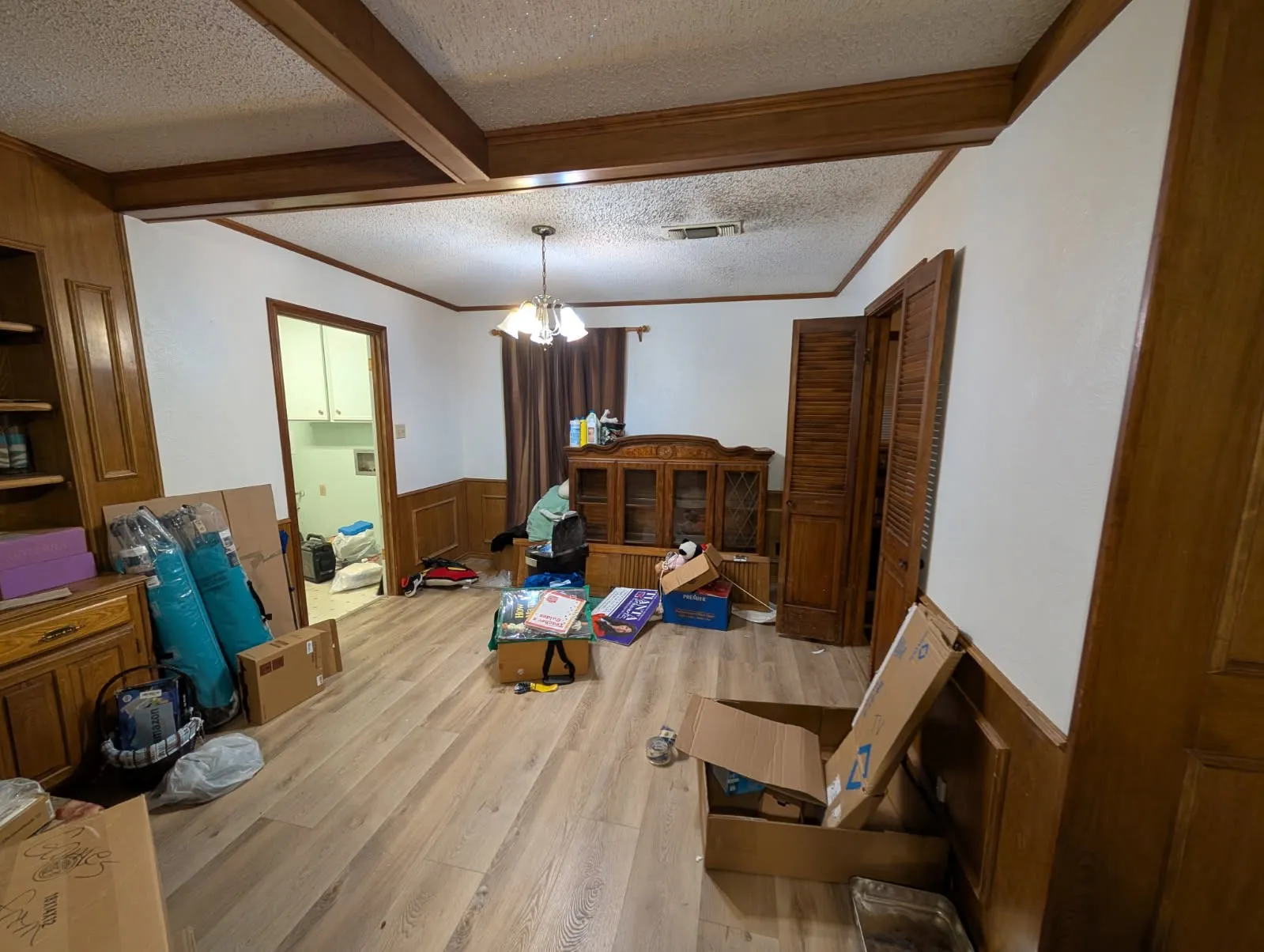 Single Family Residence For Sale in Ellis County , 109 Auburn Street, Waxahachie, Texas 75165, 4 Bedroom, 3 Bathroom, Garage spaces, 2,428 Sqft, built in 1970, mls#21410887, Real Estate Agent in Waxahachie, Homes For Sale in Ellis county, Homes For Sale in Waxahachie, Realtor in Waxahachie Texas, Real Estate Brokerage Independent Realty Texas, Luminita Cordes Realtor