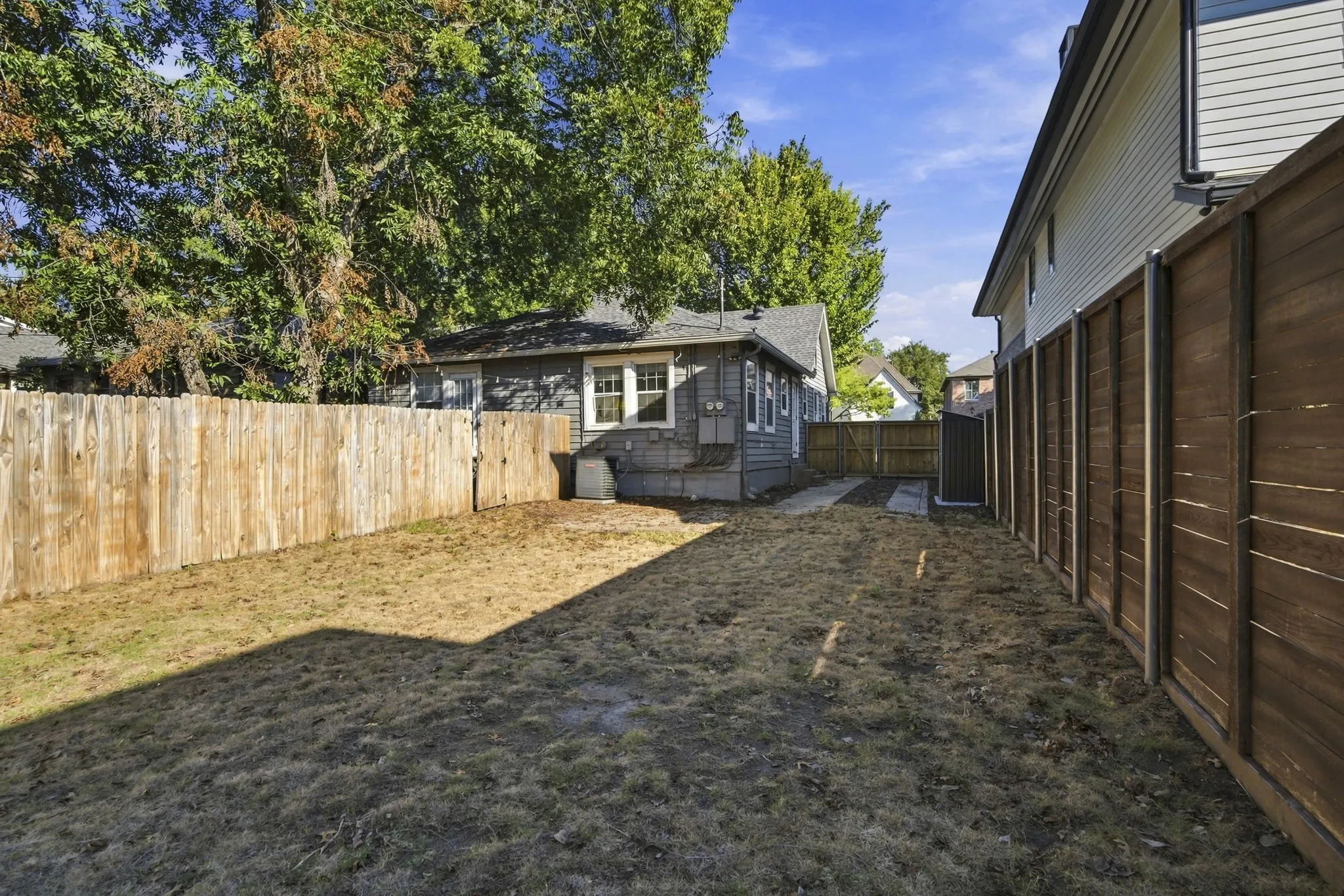 Duplex For Rent in Dallas County , 6026 Velasco Avenue, Dallas, Texas 75206, 1 Bedroom, 1 Bathroom, Garage spaces, 1,408 Sqft, built in 1924, mls#21410909, Real Estate Agent in Dallas, Homes For Rent in Dallas county, Homes For Rent in Dallas, Realtor in Dallas Texas, Real Estate Brokerage Independent Realty Texas, Luminita Cordes Realtor