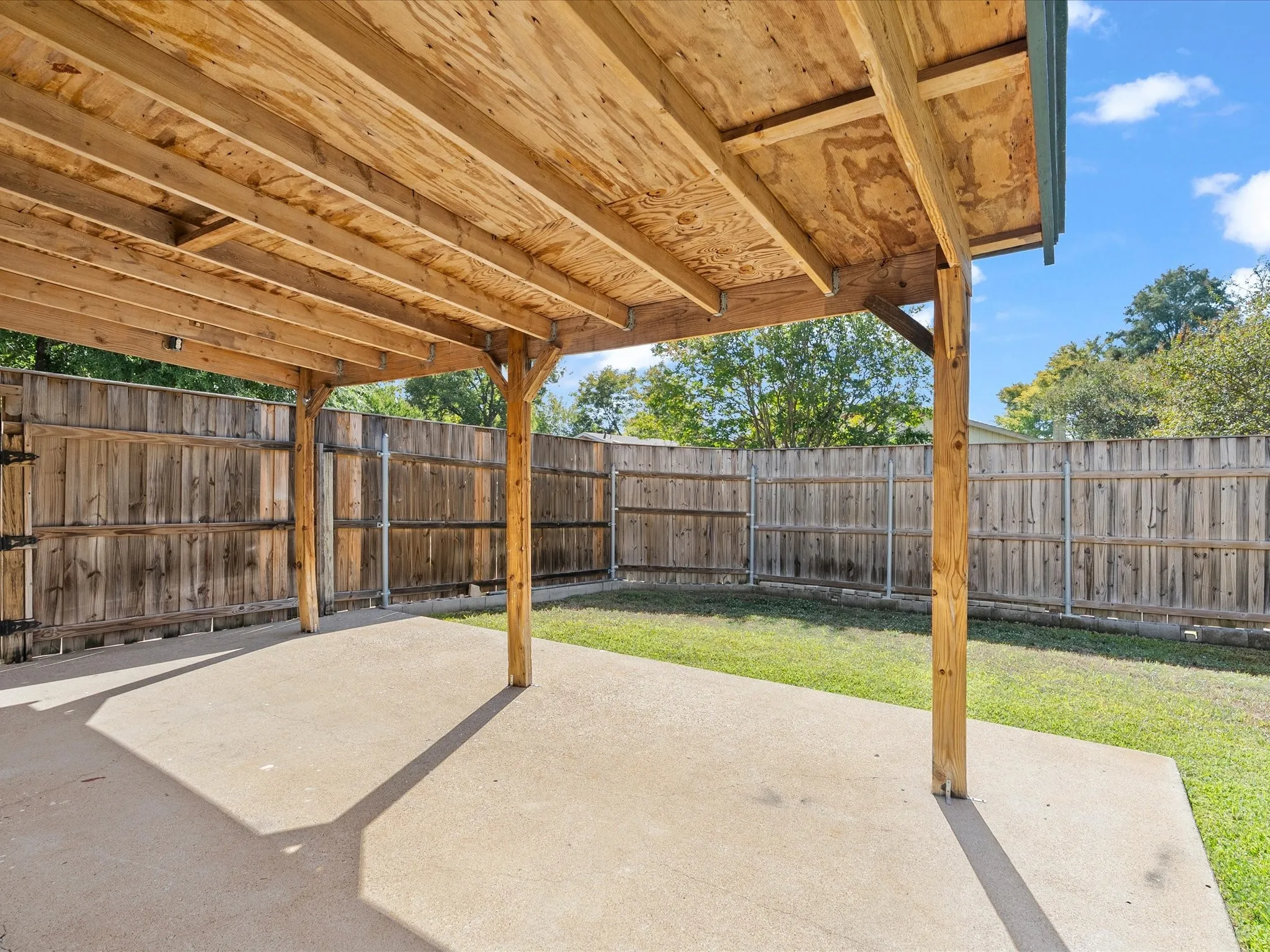 Single Family Residence For Sale in Dallas County , 1438 Blanco Lane, Garland, Texas 75040, 3 Bedroom, 2 Bathroom, 1 Garage spaces, 1,556 Sqft, built in 1981, mls#21410803, Real Estate Agent in Garland, Homes For Sale in Dallas county, Homes For Sale in Garland, Realtor in Garland Texas, Real Estate Brokerage Independent Realty Texas, Luminita Cordes Realtor