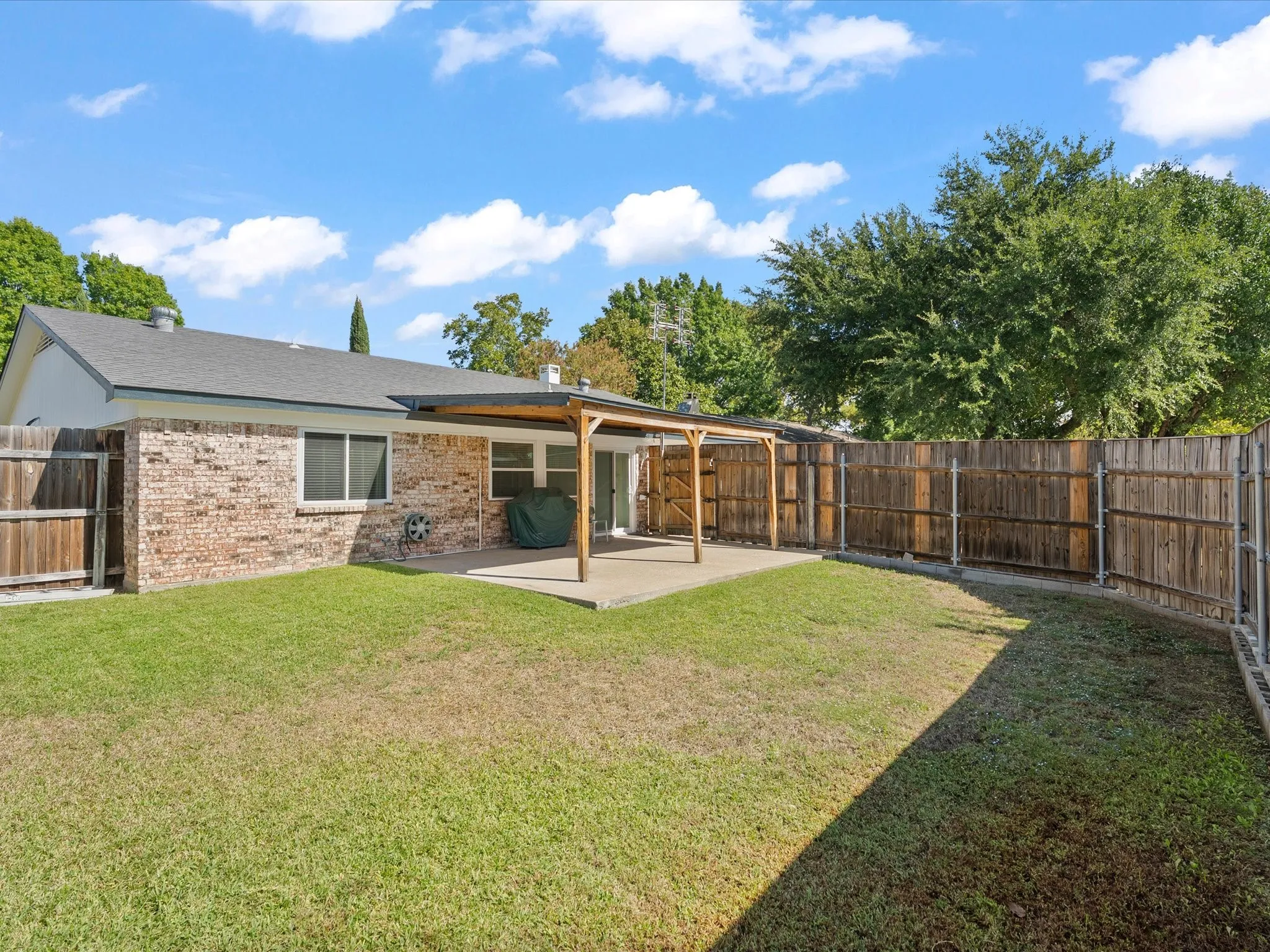 Single Family Residence For Sale in Dallas County , 1438 Blanco Lane, Garland, Texas 75040, 3 Bedroom, 2 Bathroom, 1 Garage spaces, 1,556 Sqft, built in 1981, mls#21410803, Real Estate Agent in Garland, Homes For Sale in Dallas county, Homes For Sale in Garland, Realtor in Garland Texas, Real Estate Brokerage Independent Realty Texas, Luminita Cordes Realtor