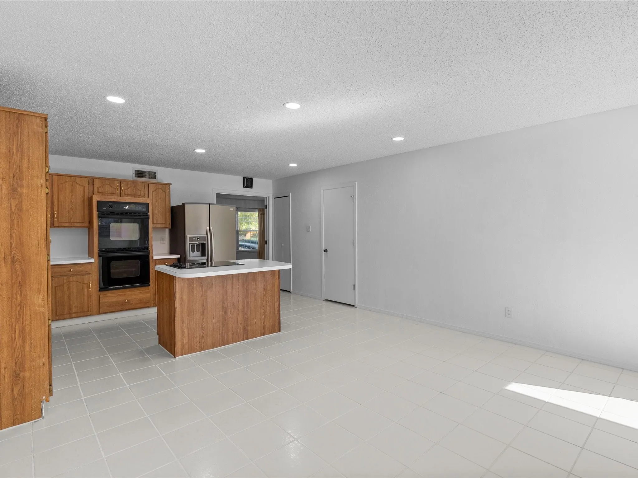 Single Family Residence For Sale in Dallas County , 1438 Blanco Lane, Garland, Texas 75040, 3 Bedroom, 2 Bathroom, 1 Garage spaces, 1,556 Sqft, built in 1981, mls#21410803, Real Estate Agent in Garland, Homes For Sale in Dallas county, Homes For Sale in Garland, Realtor in Garland Texas, Real Estate Brokerage Independent Realty Texas, Luminita Cordes Realtor