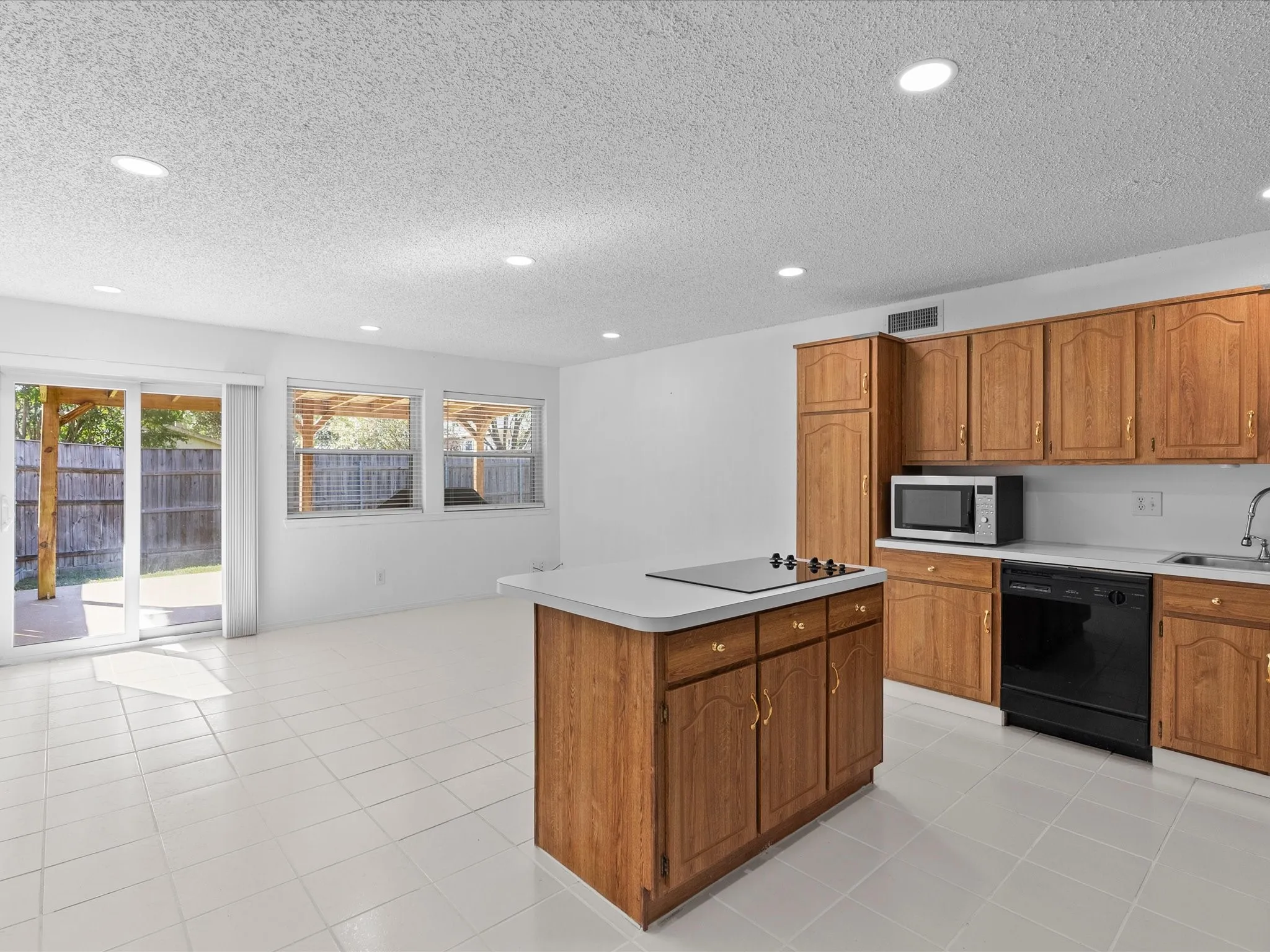 Single Family Residence For Sale in Dallas County , 1438 Blanco Lane, Garland, Texas 75040, 3 Bedroom, 2 Bathroom, 1 Garage spaces, 1,556 Sqft, built in 1981, mls#21410803, Real Estate Agent in Garland, Homes For Sale in Dallas county, Homes For Sale in Garland, Realtor in Garland Texas, Real Estate Brokerage Independent Realty Texas, Luminita Cordes Realtor