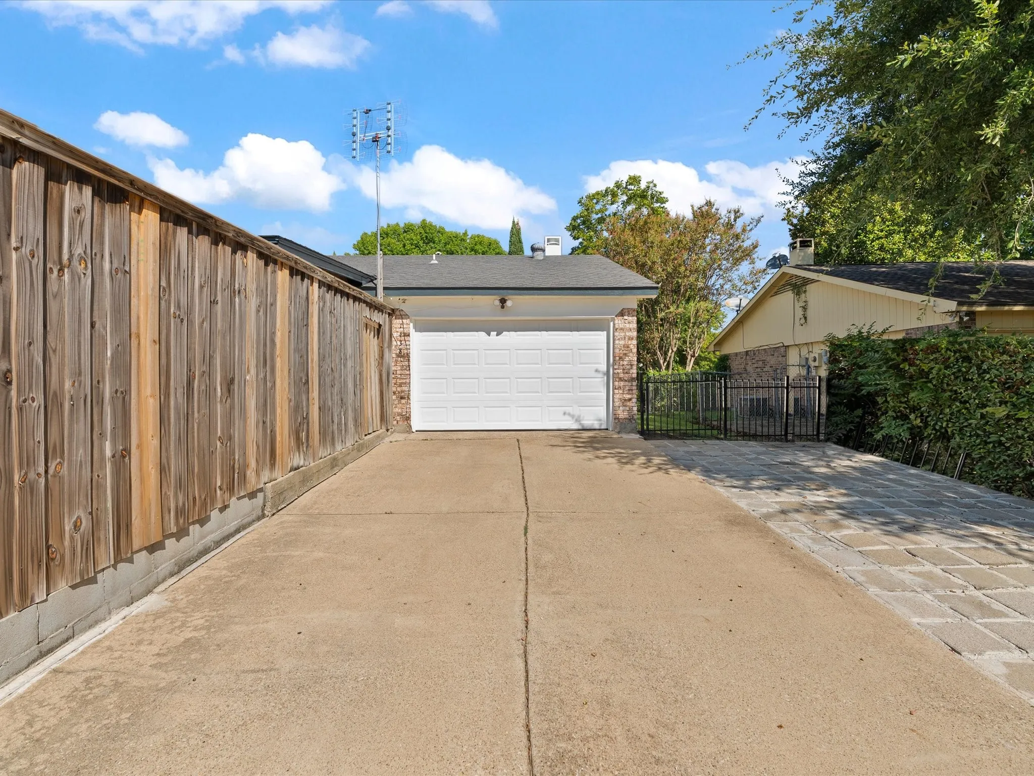 Single Family Residence For Sale in Dallas County , 1438 Blanco Lane, Garland, Texas 75040, 3 Bedroom, 2 Bathroom, 1 Garage spaces, 1,556 Sqft, built in 1981, mls#21410803, Real Estate Agent in Garland, Homes For Sale in Dallas county, Homes For Sale in Garland, Realtor in Garland Texas, Real Estate Brokerage Independent Realty Texas, Luminita Cordes Realtor