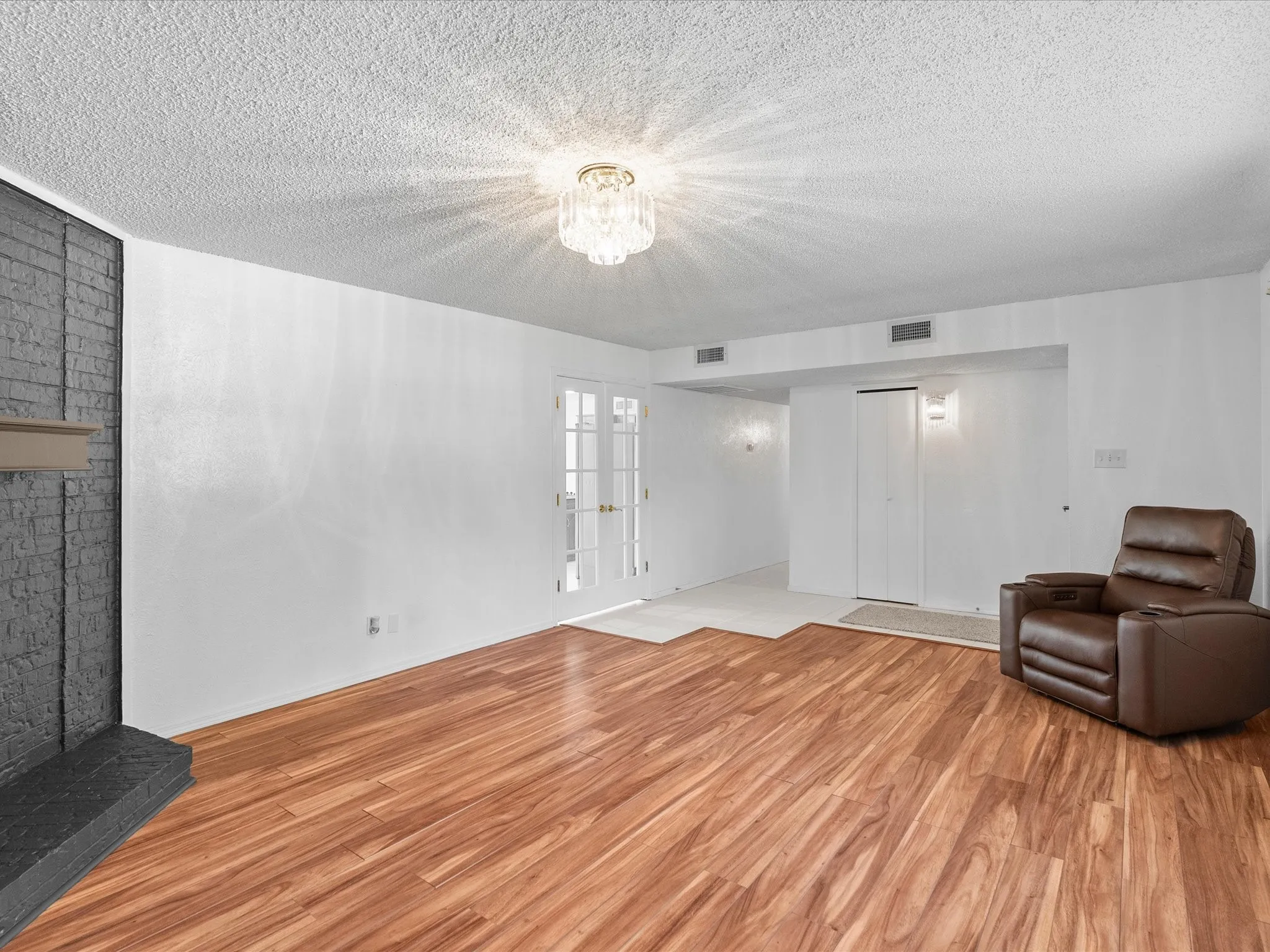 Single Family Residence For Sale in Dallas County , 1438 Blanco Lane, Garland, Texas 75040, 3 Bedroom, 2 Bathroom, 1 Garage spaces, 1,556 Sqft, built in 1981, mls#21410803, Real Estate Agent in Garland, Homes For Sale in Dallas county, Homes For Sale in Garland, Realtor in Garland Texas, Real Estate Brokerage Independent Realty Texas, Luminita Cordes Realtor