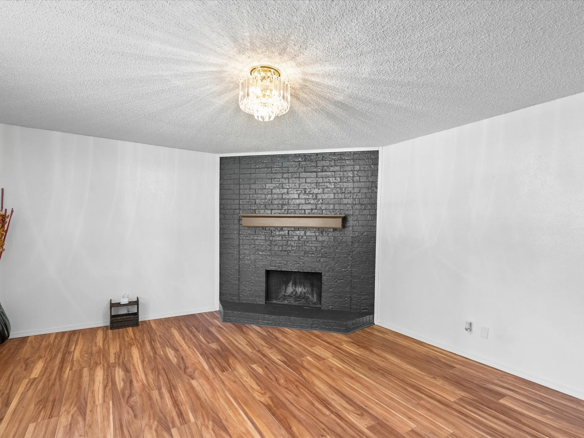 Single Family Residence For Sale in Dallas County , 1438 Blanco Lane, Garland, Texas 75040, 3 Bedroom, 2 Bathroom, 1 Garage spaces, 1,556 Sqft, built in 1981, mls#21410803, Real Estate Agent in Garland, Homes For Sale in Dallas county, Homes For Sale in Garland, Realtor in Garland Texas, Real Estate Brokerage Independent Realty Texas, Luminita Cordes Realtor