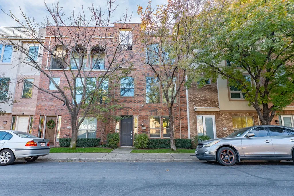 Townhouse For Sale in Dallas County , 2706 Floyd Street, Dallas, Texas 75204, 2 Bedroom, 3 Bathroom, 2 Garage spaces, 1,896 Sqft, built in 2002, mls#21410910, Real Estate Agent in Dallas, Homes For Sale in Dallas county, Homes For Sale in Dallas, Realtor in Dallas Texas, Real Estate Brokerage Independent Realty Texas, Luminita Cordes Realtor