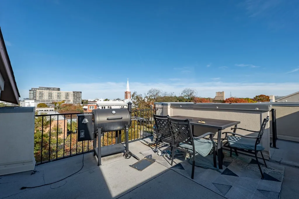 Townhouse For Sale in Dallas County , 2706 Floyd Street, Dallas, Texas 75204, 2 Bedroom, 3 Bathroom, 2 Garage spaces, 1,896 Sqft, built in 2002, mls#21410910, Real Estate Agent in Dallas, Homes For Sale in Dallas county, Homes For Sale in Dallas, Realtor in Dallas Texas, Real Estate Brokerage Independent Realty Texas, Luminita Cordes Realtor