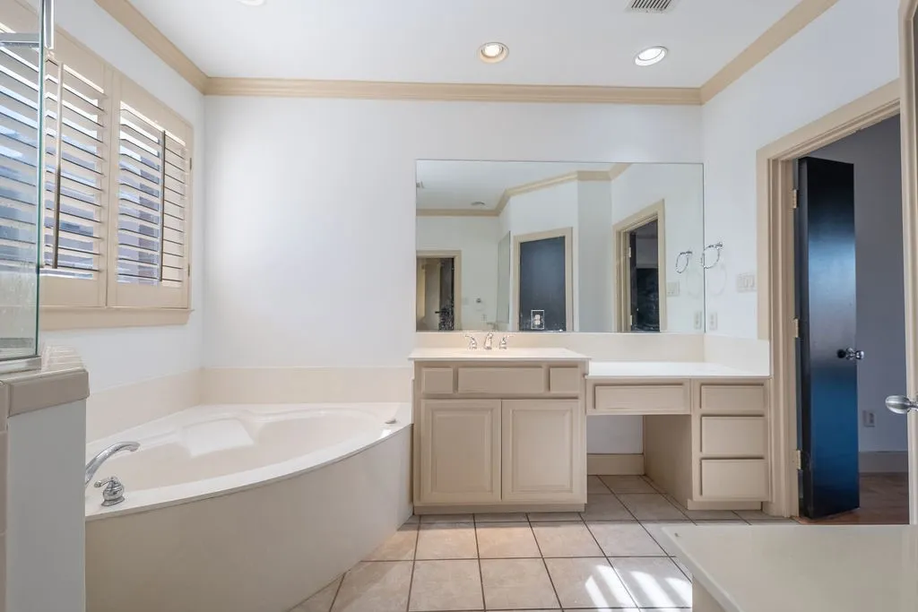Townhouse For Sale in Dallas County , 2706 Floyd Street, Dallas, Texas 75204, 2 Bedroom, 3 Bathroom, 2 Garage spaces, 1,896 Sqft, built in 2002, mls#21410910, Real Estate Agent in Dallas, Homes For Sale in Dallas county, Homes For Sale in Dallas, Realtor in Dallas Texas, Real Estate Brokerage Independent Realty Texas, Luminita Cordes Realtor