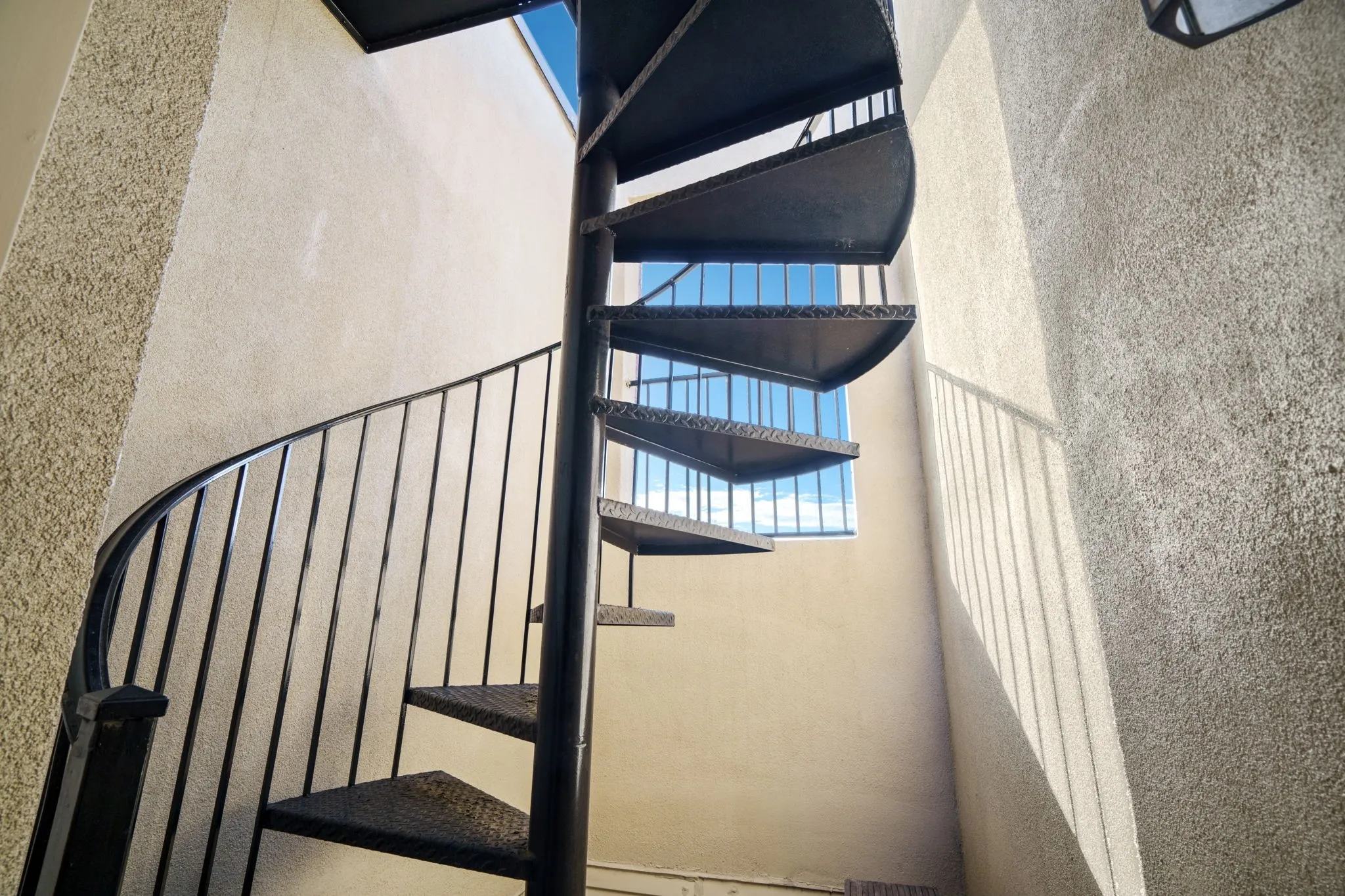 Townhouse For Sale in Dallas County , 2706 Floyd Street, Dallas, Texas 75204, 2 Bedroom, 3 Bathroom, 2 Garage spaces, 1,896 Sqft, built in 2002, mls#21410910, Real Estate Agent in Dallas, Homes For Sale in Dallas county, Homes For Sale in Dallas, Realtor in Dallas Texas, Real Estate Brokerage Independent Realty Texas, Luminita Cordes Realtor