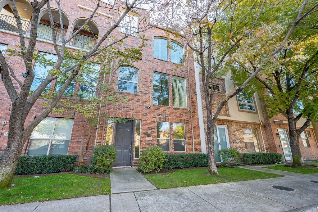 Townhouse For Sale in Dallas County , 2706 Floyd Street, Dallas, Texas 75204, 2 Bedroom, 3 Bathroom, 2 Garage spaces, 1,896 Sqft, built in 2002, mls#21410910, Real Estate Agent in Dallas, Homes For Sale in Dallas county, Homes For Sale in Dallas, Realtor in Dallas Texas, Real Estate Brokerage Independent Realty Texas, Luminita Cordes Realtor