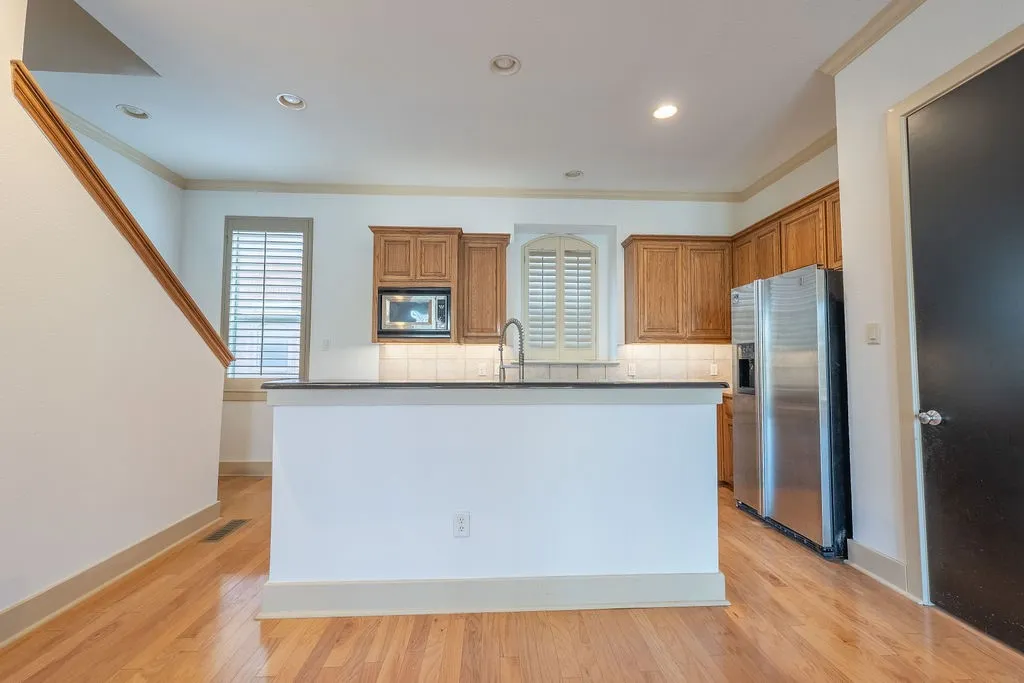 Townhouse For Sale in Dallas County , 2706 Floyd Street, Dallas, Texas 75204, 2 Bedroom, 3 Bathroom, 2 Garage spaces, 1,896 Sqft, built in 2002, mls#21410910, Real Estate Agent in Dallas, Homes For Sale in Dallas county, Homes For Sale in Dallas, Realtor in Dallas Texas, Real Estate Brokerage Independent Realty Texas, Luminita Cordes Realtor