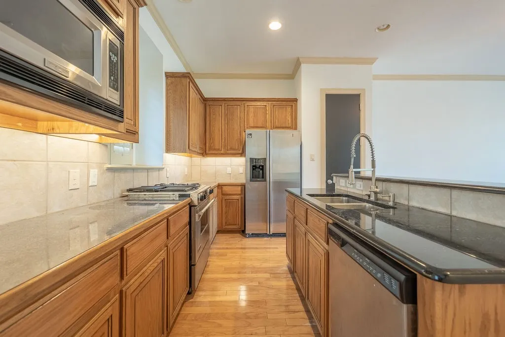 Townhouse For Sale in Dallas County , 2706 Floyd Street, Dallas, Texas 75204, 2 Bedroom, 3 Bathroom, 2 Garage spaces, 1,896 Sqft, built in 2002, mls#21410910, Real Estate Agent in Dallas, Homes For Sale in Dallas county, Homes For Sale in Dallas, Realtor in Dallas Texas, Real Estate Brokerage Independent Realty Texas, Luminita Cordes Realtor