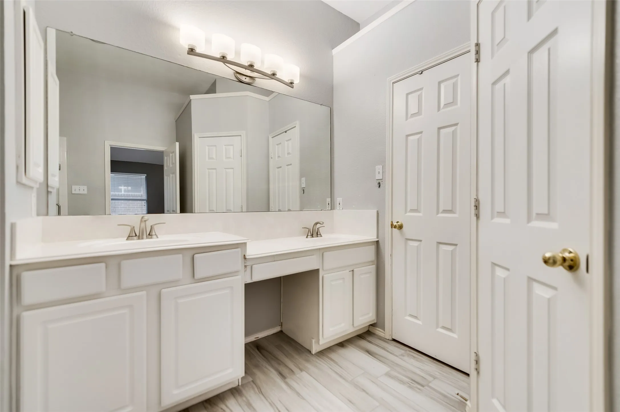 Master bath with dual sink