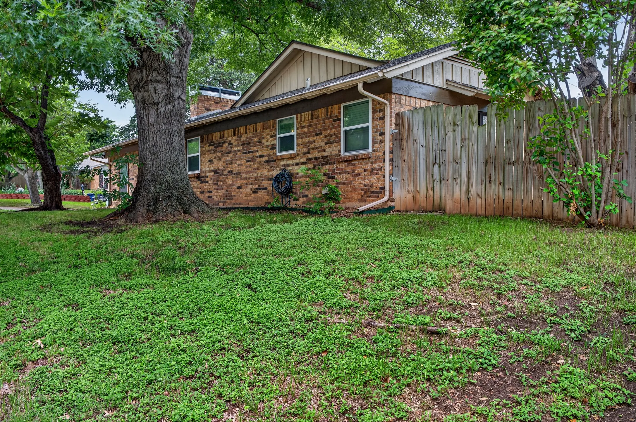 Single Family Residence For Sale in Tarrant County , 5310 Westminster Court S, Fort Worth, Texas 76133, 3 Bedroom, 2 Bathroom, 2 Garage spaces, 1,788 Sqft, built in 1969, mls#21410842, Real Estate Agent in Fort Worth, Homes For Sale in Tarrant county, Homes For Sale in Fort Worth, Realtor in Fort Worth Texas, Real Estate Brokerage Independent Realty Texas, Luminita Cordes Realtor