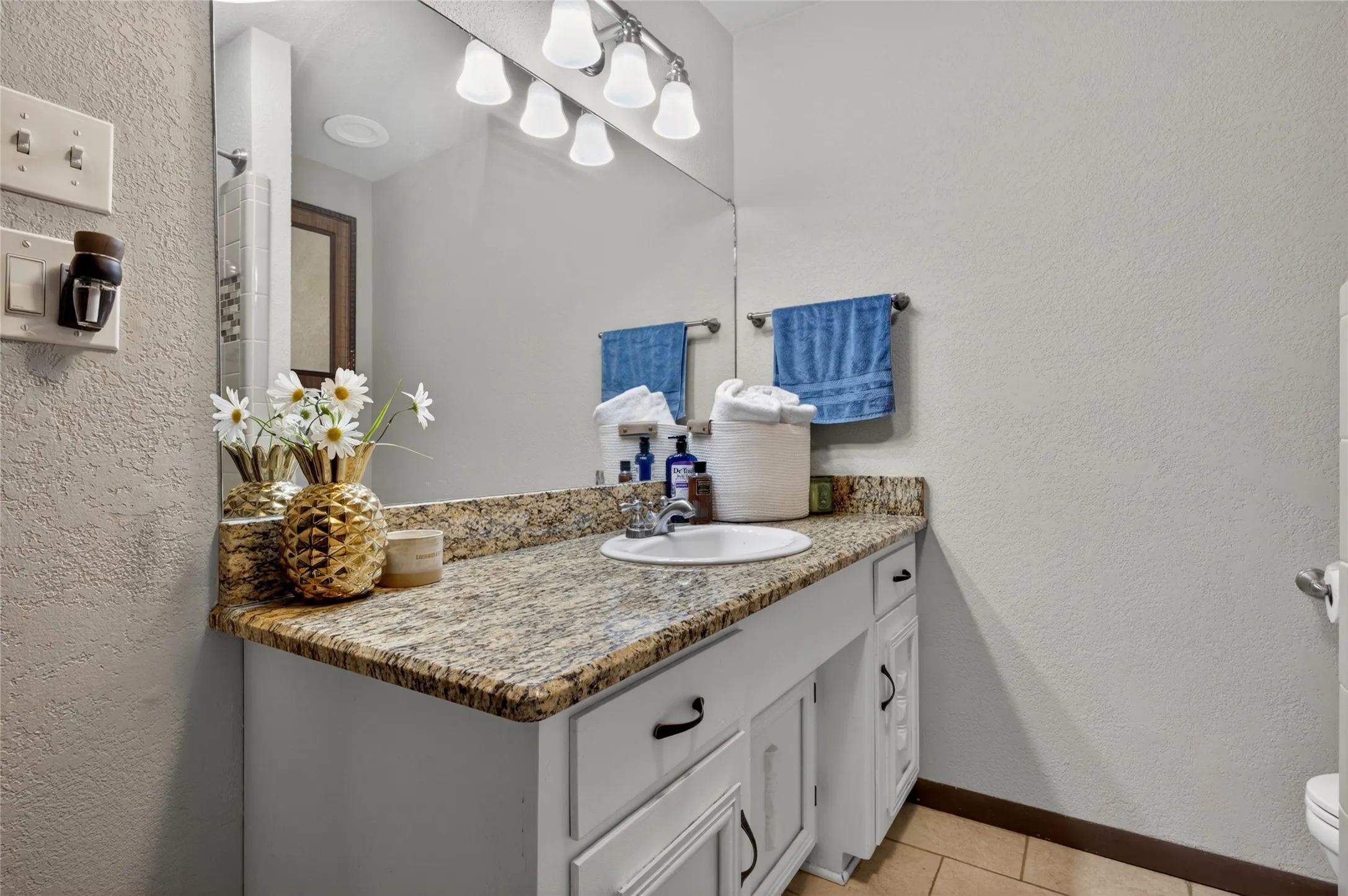 Single Family Residence For Sale in Tarrant County , 5310 Westminster Court S, Fort Worth, Texas 76133, 3 Bedroom, 2 Bathroom, 2 Garage spaces, 1,788 Sqft, built in 1969, mls#21410842, Real Estate Agent in Fort Worth, Homes For Sale in Tarrant county, Homes For Sale in Fort Worth, Realtor in Fort Worth Texas, Real Estate Brokerage Independent Realty Texas, Luminita Cordes Realtor