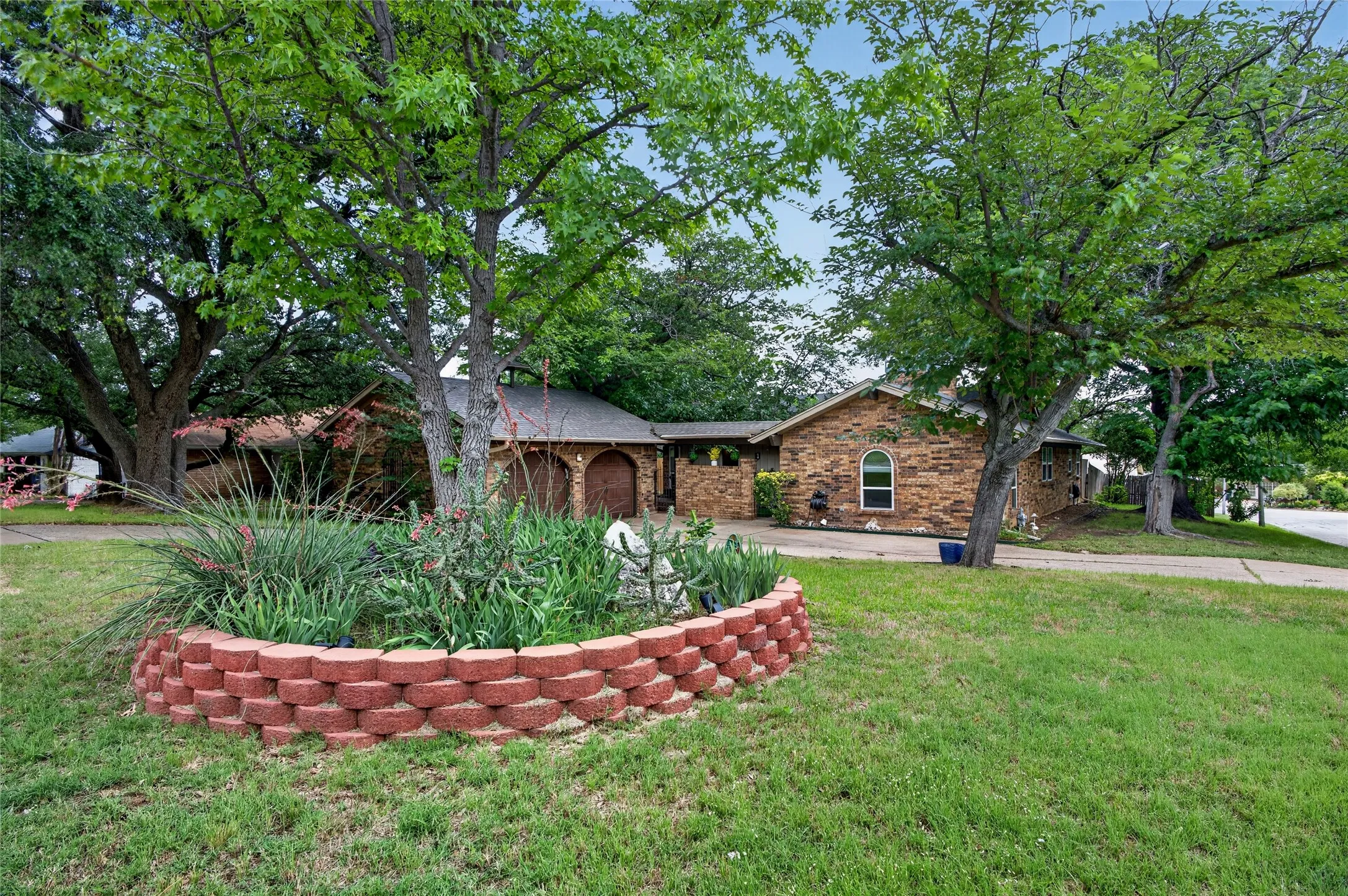 Single Family Residence For Sale in Tarrant County , 5310 Westminster Court S, Fort Worth, Texas 76133, 3 Bedroom, 2 Bathroom, 2 Garage spaces, 1,788 Sqft, built in 1969, mls#21410842, Real Estate Agent in Fort Worth, Homes For Sale in Tarrant county, Homes For Sale in Fort Worth, Realtor in Fort Worth Texas, Real Estate Brokerage Independent Realty Texas, Luminita Cordes Realtor