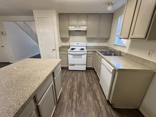 Single Family Residence For Rent in Tarrant County , 6707 Dusty Ridge Trail, Arlington, Texas 76002, 5 Bedroom, 4 Bathroom, 2 Garage spaces, 1,954 Sqft, built in 2001, mls#21410927, Real Estate Agent in Arlington, Homes For Rent in Tarrant county, Homes For Rent in Arlington, Realtor in Arlington Texas, Real Estate Brokerage Independent Realty Texas, Luminita Cordes Realtor