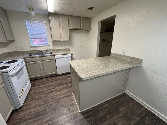 Single Family Residence For Rent in Tarrant County , 6707 Dusty Ridge Trail, Arlington, Texas 76002, 5 Bedroom, 4 Bathroom, 2 Garage spaces, 1,954 Sqft, built in 2001, mls#21410927, Real Estate Agent in Arlington, Homes For Rent in Tarrant county, Homes For Rent in Arlington, Realtor in Arlington Texas, Real Estate Brokerage Independent Realty Texas, Luminita Cordes Realtor