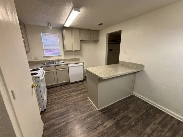 Single Family Residence For Rent in Tarrant County , 6707 Dusty Ridge Trail, Arlington, Texas 76002, 5 Bedroom, 4 Bathroom, 2 Garage spaces, 1,954 Sqft, built in 2001, mls#21410927, Real Estate Agent in Arlington, Homes For Rent in Tarrant county, Homes For Rent in Arlington, Realtor in Arlington Texas, Real Estate Brokerage Independent Realty Texas, Luminita Cordes Realtor