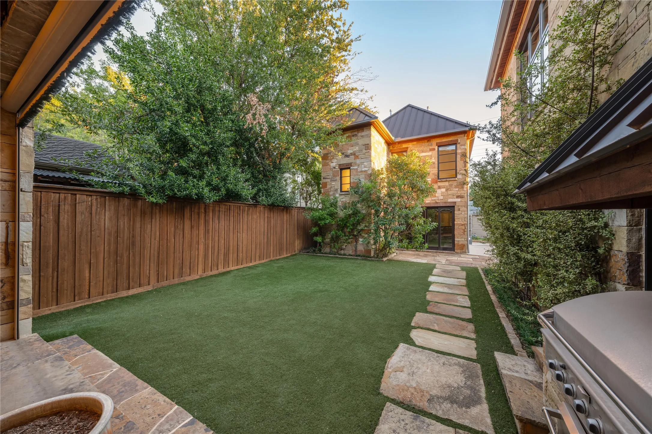 Single Family Residence For Sale in Dallas County , 3625 Normandy Avenue, Highland Park, Texas 75205, 5 Bedroom, 8 Bathroom, 3 Garage spaces, 6,259 Sqft, built in 2008, mls#21404039, Real Estate Agent in Highland Park, Homes For Sale in Dallas county, Homes For Sale in Highland Park, Realtor in Highland Park Texas, Real Estate Brokerage Independent Realty Texas, Luminita Cordes Realtor
