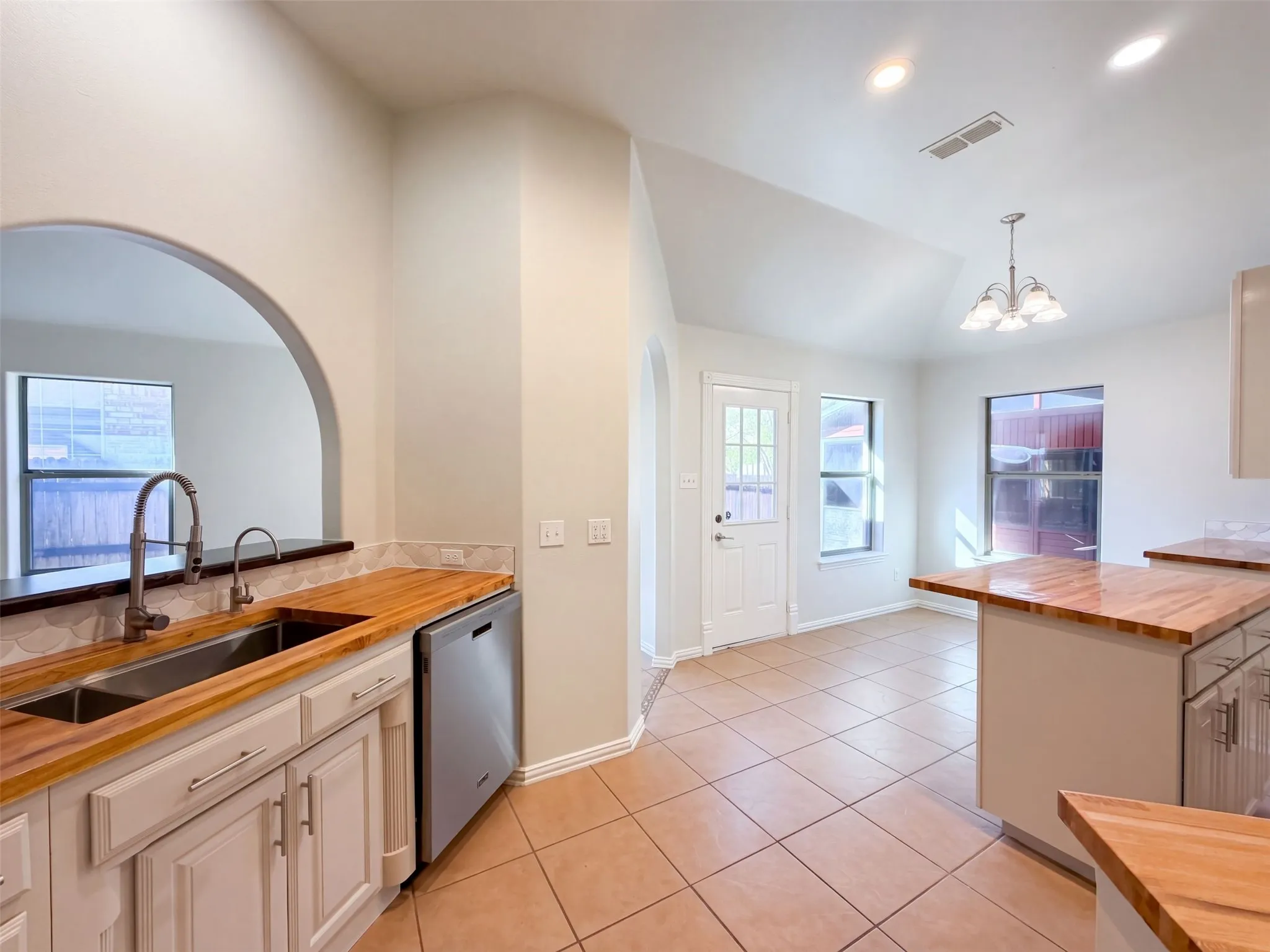 Single Family Residence For Sale in Tarrant County , 2961 Salado Trail, Fort Worth, Texas 76118, 3 Bedroom, 2 Bathroom, 2 Garage spaces, 1,695 Sqft, built in 2002, mls#21410906, Real Estate Agent in Fort Worth, Homes For Sale in Tarrant county, Homes For Sale in Fort Worth, Realtor in Fort Worth Texas, Real Estate Brokerage Independent Realty Texas, Luminita Cordes Realtor