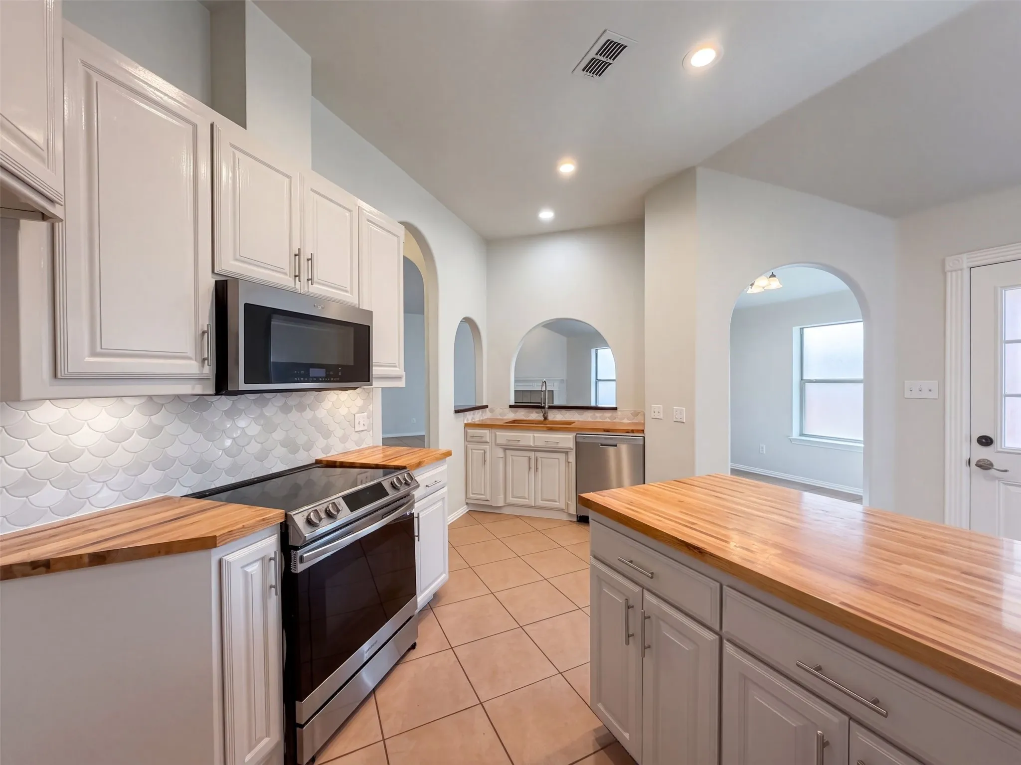 Single Family Residence For Sale in Tarrant County , 2961 Salado Trail, Fort Worth, Texas 76118, 3 Bedroom, 2 Bathroom, 2 Garage spaces, 1,695 Sqft, built in 2002, mls#21410906, Real Estate Agent in Fort Worth, Homes For Sale in Tarrant county, Homes For Sale in Fort Worth, Realtor in Fort Worth Texas, Real Estate Brokerage Independent Realty Texas, Luminita Cordes Realtor