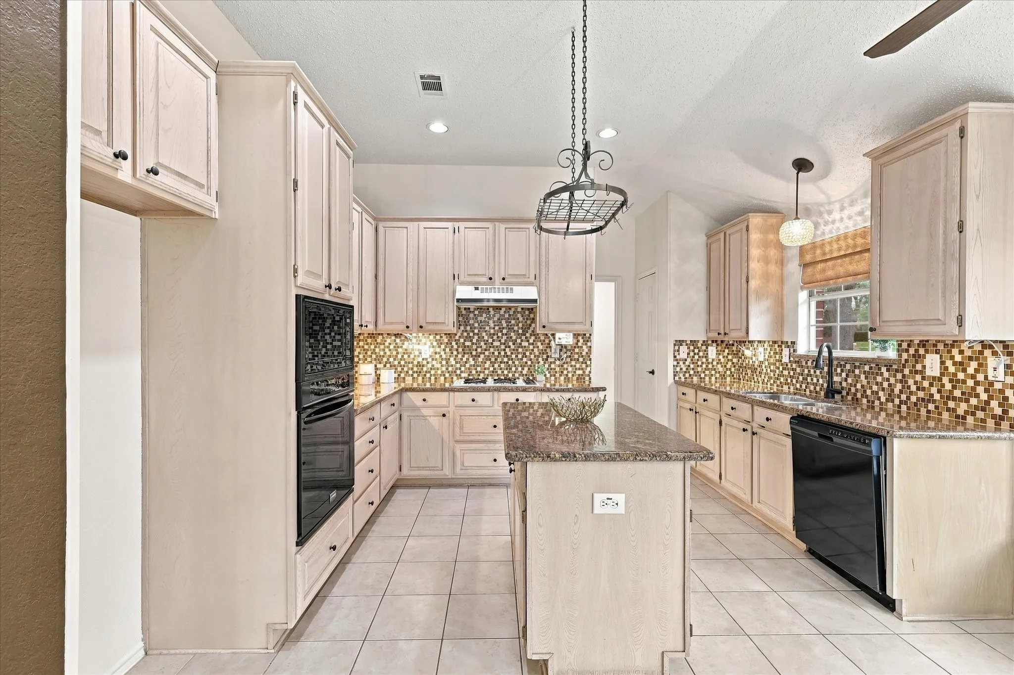 Single Family Residence For Sale in Collin County , 3408 Norwood Circle, Richardson, Texas 75082, 3 Bedroom, 2 Bathroom, 2 Garage spaces, 1,929 Sqft, built in 1992, mls#21405543, Real Estate Agent in Richardson, Homes For Sale in Collin county, Homes For Sale in Richardson, Realtor in Richardson Texas, Real Estate Brokerage Independent Realty Texas, Luminita Cordes Realtor