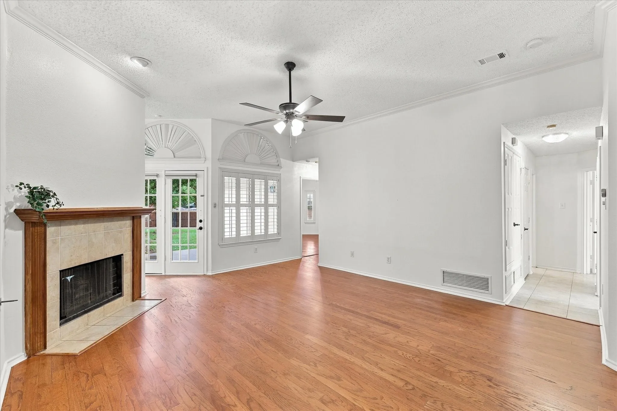 Single Family Residence For Sale in Collin County , 3408 Norwood Circle, Richardson, Texas 75082, 3 Bedroom, 2 Bathroom, 2 Garage spaces, 1,929 Sqft, built in 1992, mls#21405543, Real Estate Agent in Richardson, Homes For Sale in Collin county, Homes For Sale in Richardson, Realtor in Richardson Texas, Real Estate Brokerage Independent Realty Texas, Luminita Cordes Realtor