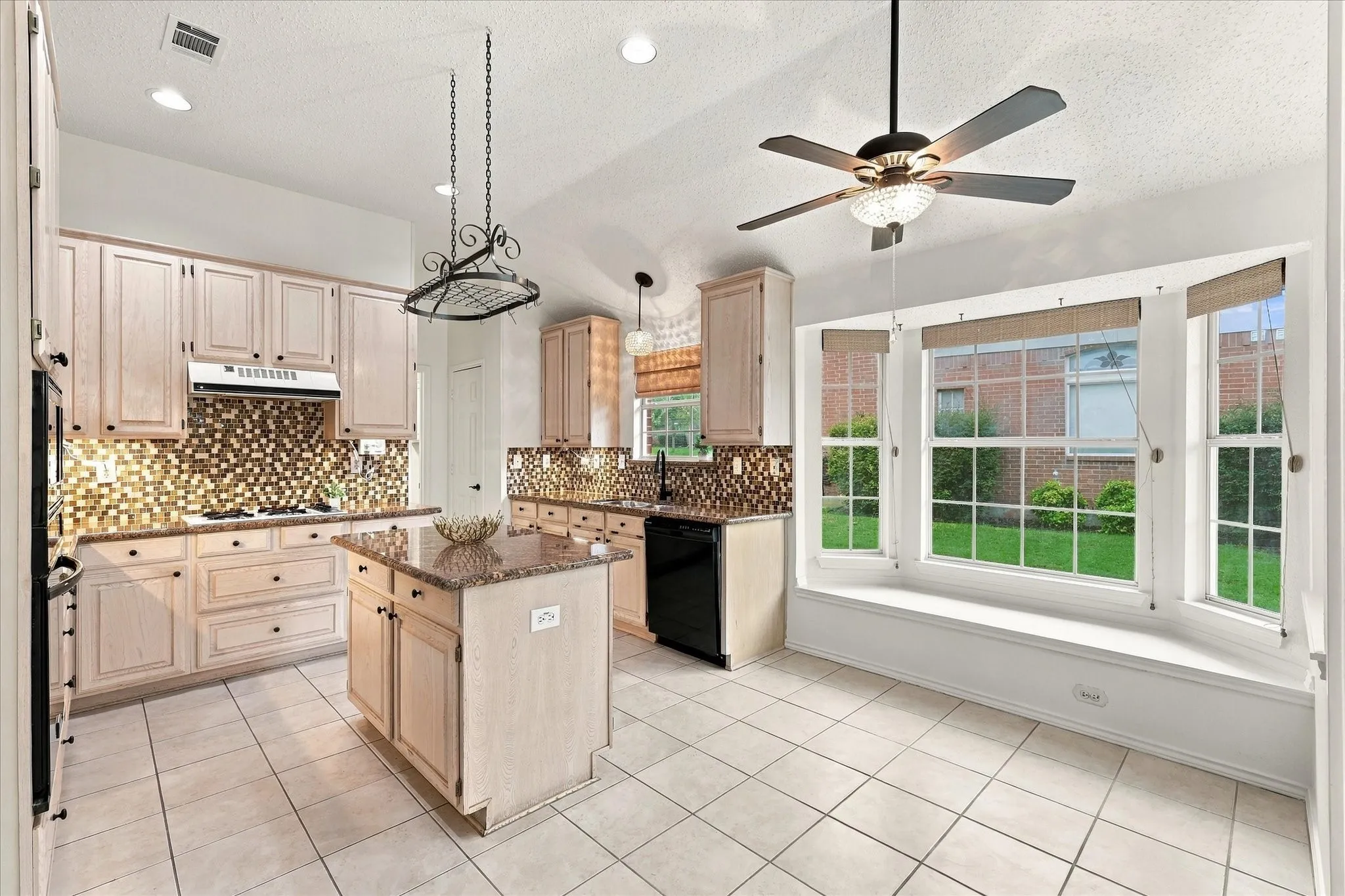 Single Family Residence For Sale in Collin County , 3408 Norwood Circle, Richardson, Texas 75082, 3 Bedroom, 2 Bathroom, 2 Garage spaces, 1,929 Sqft, built in 1992, mls#21405543, Real Estate Agent in Richardson, Homes For Sale in Collin county, Homes For Sale in Richardson, Realtor in Richardson Texas, Real Estate Brokerage Independent Realty Texas, Luminita Cordes Realtor