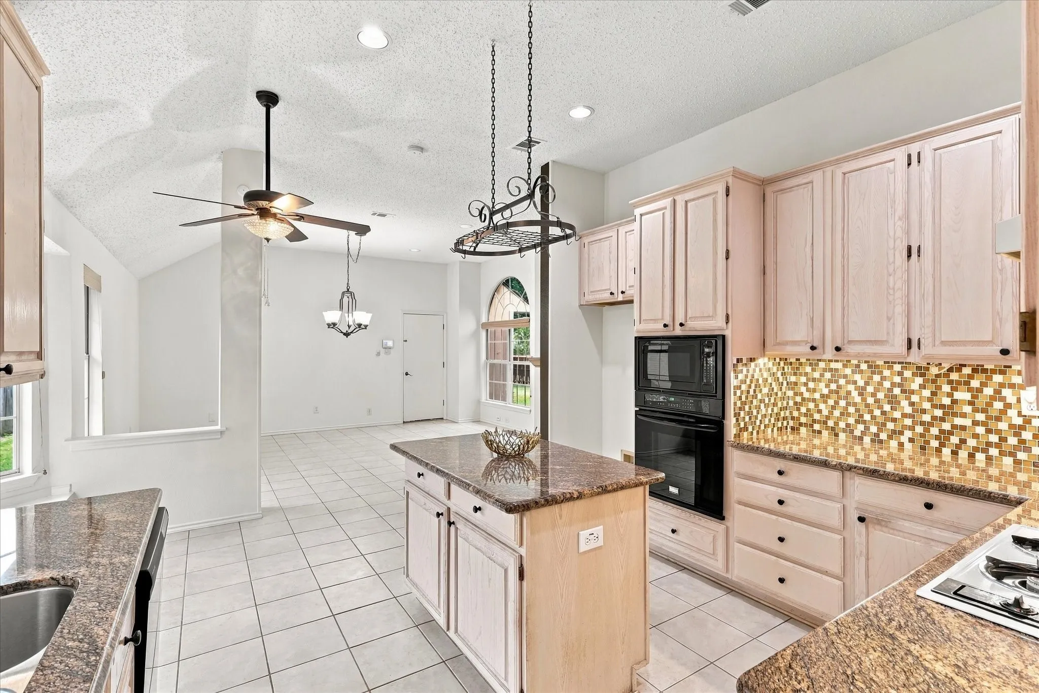 Single Family Residence For Sale in Collin County , 3408 Norwood Circle, Richardson, Texas 75082, 3 Bedroom, 2 Bathroom, 2 Garage spaces, 1,929 Sqft, built in 1992, mls#21405543, Real Estate Agent in Richardson, Homes For Sale in Collin county, Homes For Sale in Richardson, Realtor in Richardson Texas, Real Estate Brokerage Independent Realty Texas, Luminita Cordes Realtor
