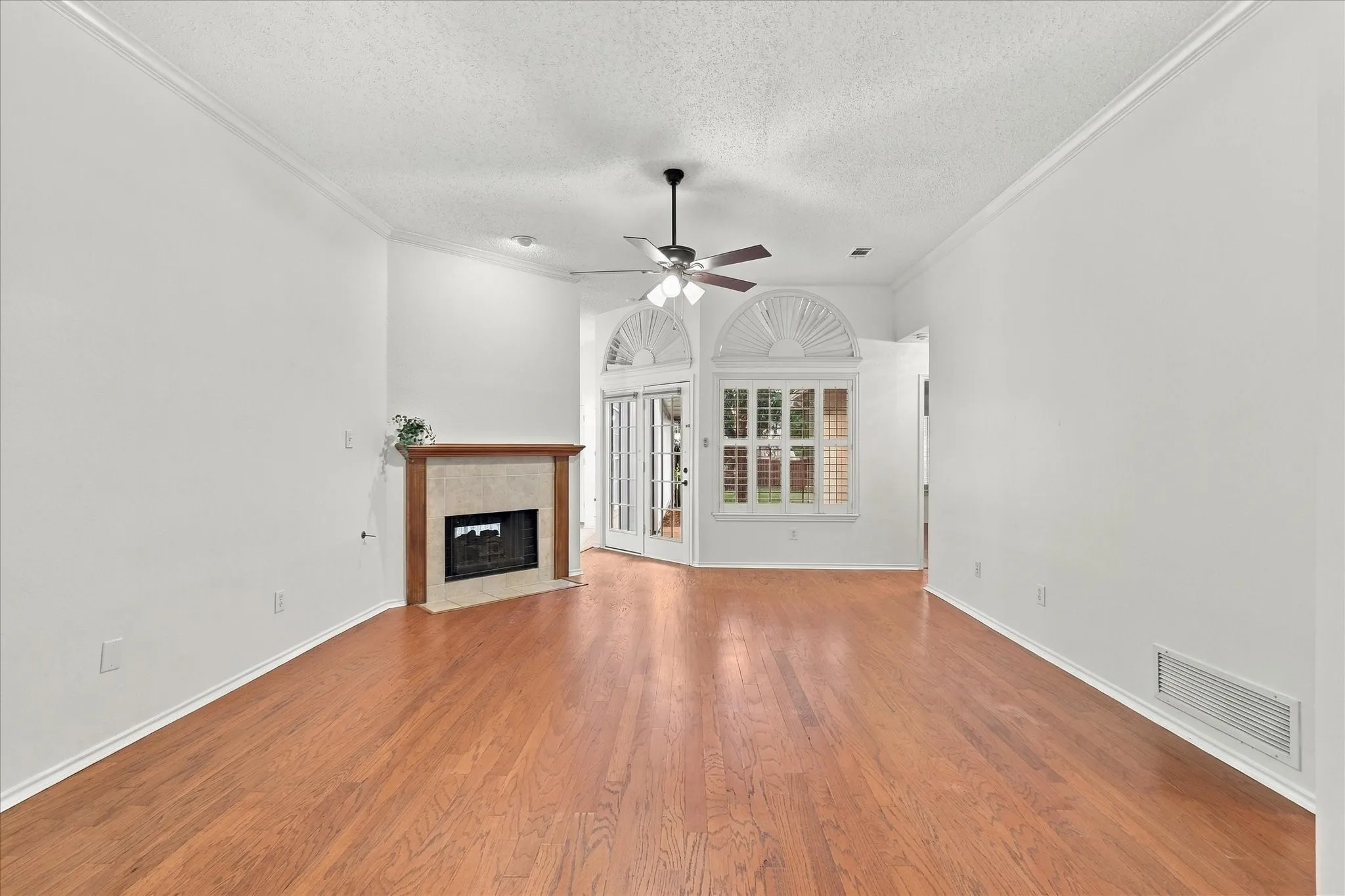 Single Family Residence For Sale in Collin County , 3408 Norwood Circle, Richardson, Texas 75082, 3 Bedroom, 2 Bathroom, 2 Garage spaces, 1,929 Sqft, built in 1992, mls#21405543, Real Estate Agent in Richardson, Homes For Sale in Collin county, Homes For Sale in Richardson, Realtor in Richardson Texas, Real Estate Brokerage Independent Realty Texas, Luminita Cordes Realtor