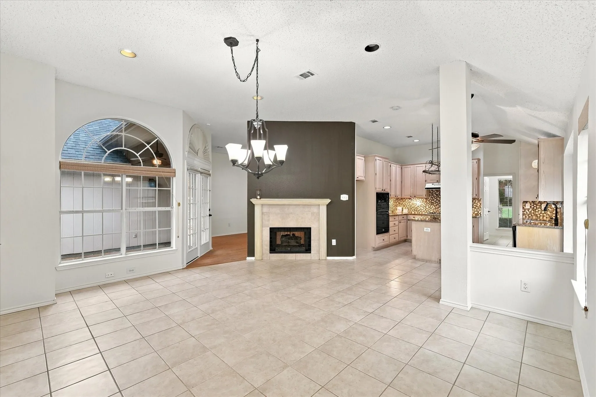 Single Family Residence For Sale in Collin County , 3408 Norwood Circle, Richardson, Texas 75082, 3 Bedroom, 2 Bathroom, 2 Garage spaces, 1,929 Sqft, built in 1992, mls#21405543, Real Estate Agent in Richardson, Homes For Sale in Collin county, Homes For Sale in Richardson, Realtor in Richardson Texas, Real Estate Brokerage Independent Realty Texas, Luminita Cordes Realtor