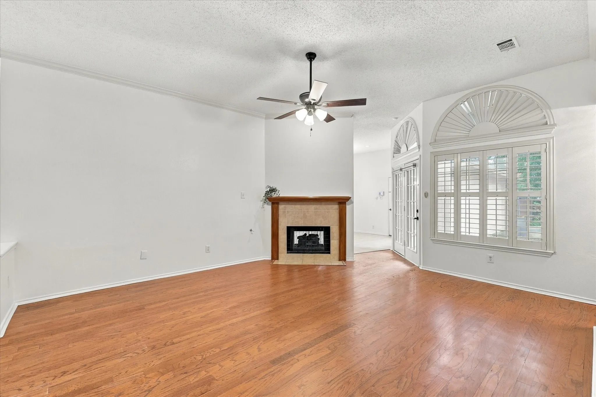 Single Family Residence For Sale in Collin County , 3408 Norwood Circle, Richardson, Texas 75082, 3 Bedroom, 2 Bathroom, 2 Garage spaces, 1,929 Sqft, built in 1992, mls#21405543, Real Estate Agent in Richardson, Homes For Sale in Collin county, Homes For Sale in Richardson, Realtor in Richardson Texas, Real Estate Brokerage Independent Realty Texas, Luminita Cordes Realtor