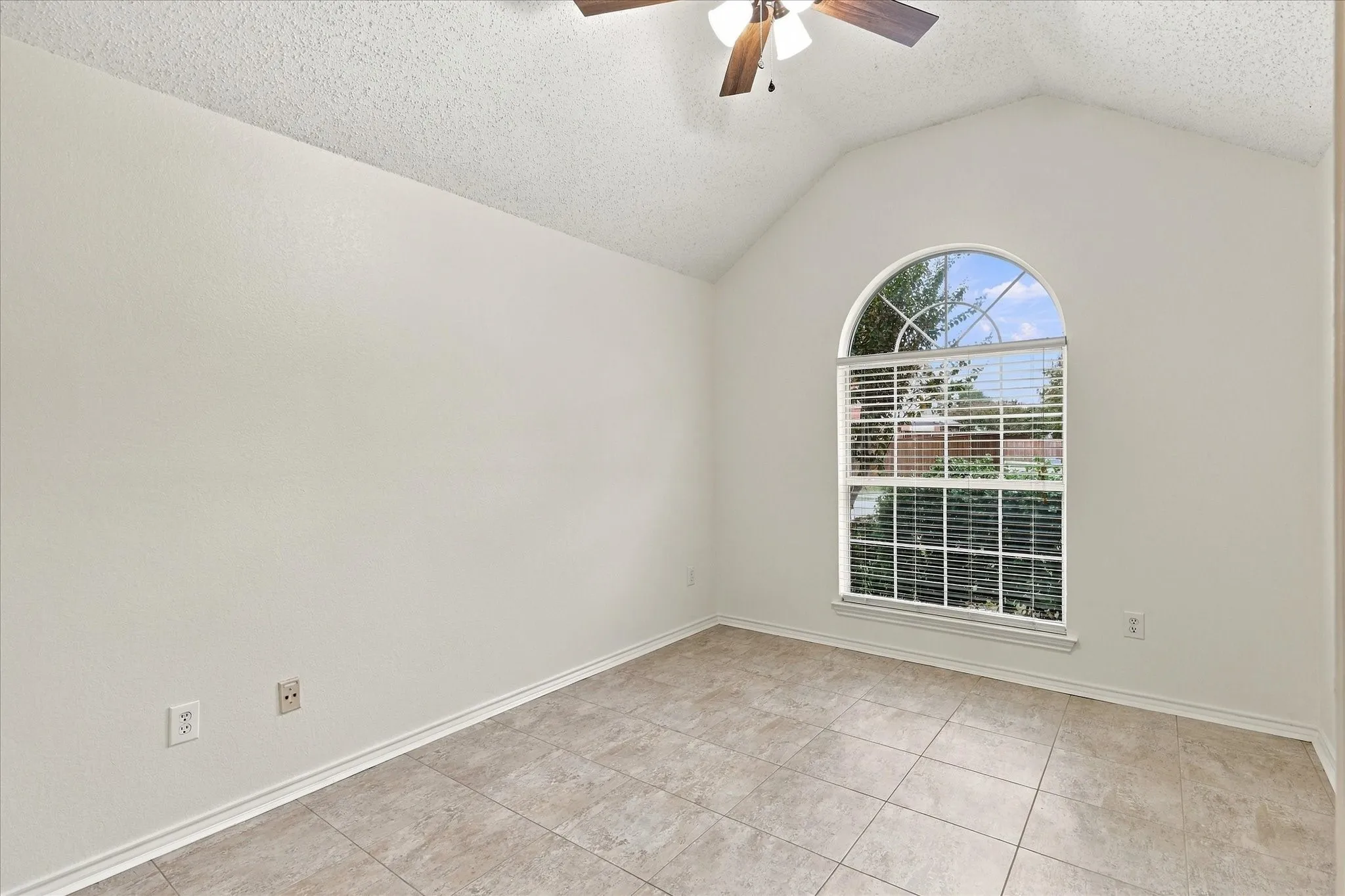 Single Family Residence For Sale in Collin County , 3408 Norwood Circle, Richardson, Texas 75082, 3 Bedroom, 2 Bathroom, 2 Garage spaces, 1,929 Sqft, built in 1992, mls#21405543, Real Estate Agent in Richardson, Homes For Sale in Collin county, Homes For Sale in Richardson, Realtor in Richardson Texas, Real Estate Brokerage Independent Realty Texas, Luminita Cordes Realtor