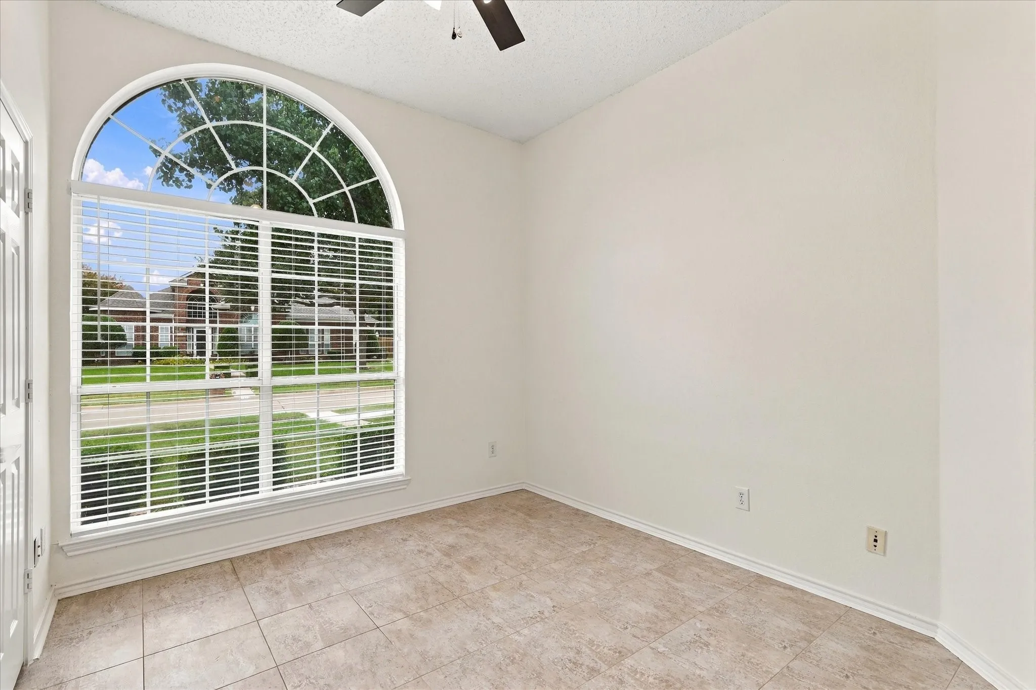 Single Family Residence For Sale in Collin County , 3408 Norwood Circle, Richardson, Texas 75082, 3 Bedroom, 2 Bathroom, 2 Garage spaces, 1,929 Sqft, built in 1992, mls#21405543, Real Estate Agent in Richardson, Homes For Sale in Collin county, Homes For Sale in Richardson, Realtor in Richardson Texas, Real Estate Brokerage Independent Realty Texas, Luminita Cordes Realtor