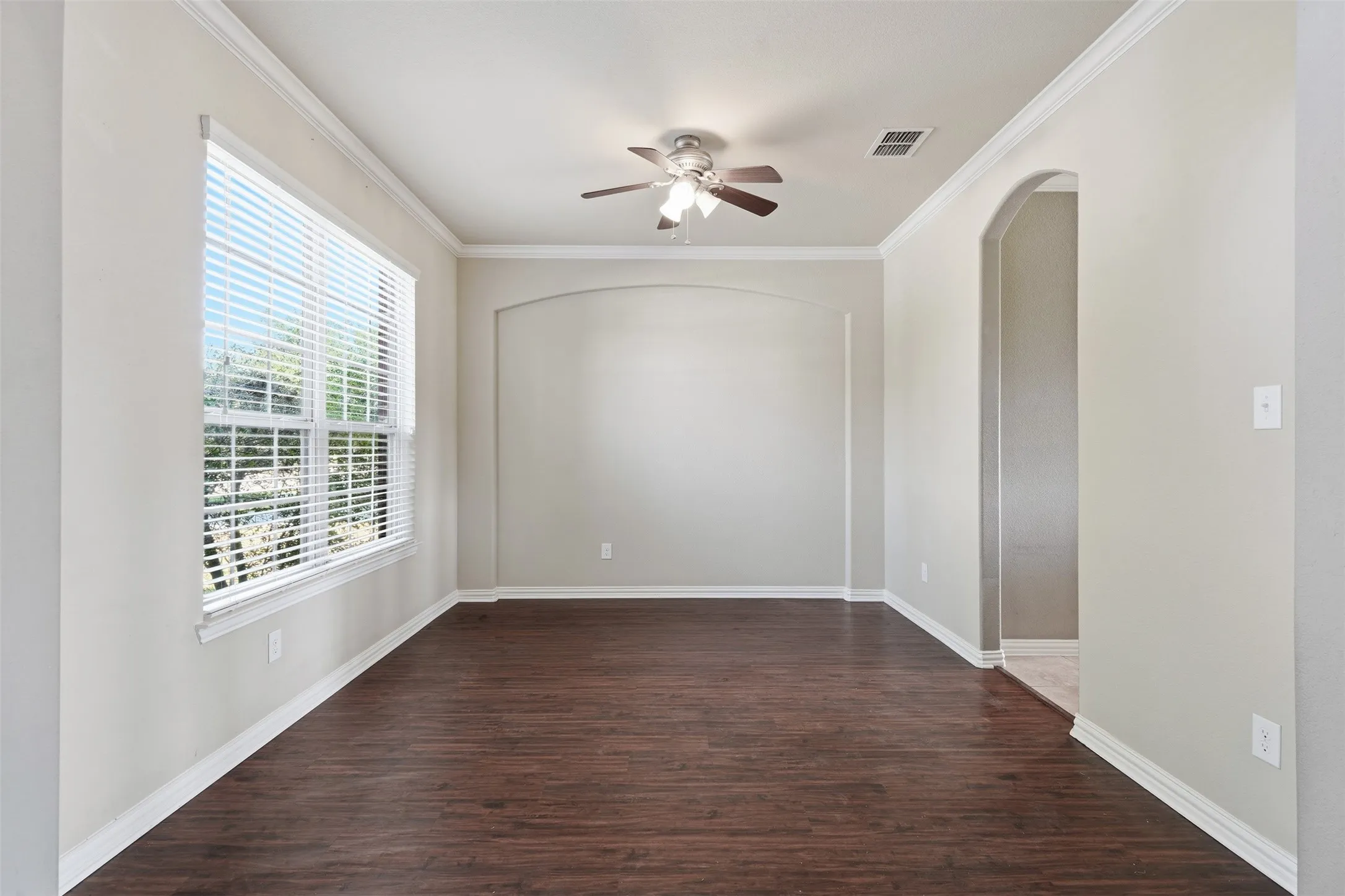 Single Family Residence For Sale in Tarrant County , 813 Salida Road, Fort Worth, Texas 76052, 4 Bedroom, 4 Bathroom, 2 Garage spaces, 2,675 Sqft, built in 2013, mls#21402875, Real Estate Agent in Fort Worth, Homes For Sale in Tarrant county, Homes For Sale in Fort Worth, Realtor in Fort Worth Texas, Real Estate Brokerage Independent Realty Texas, Luminita Cordes Realtor