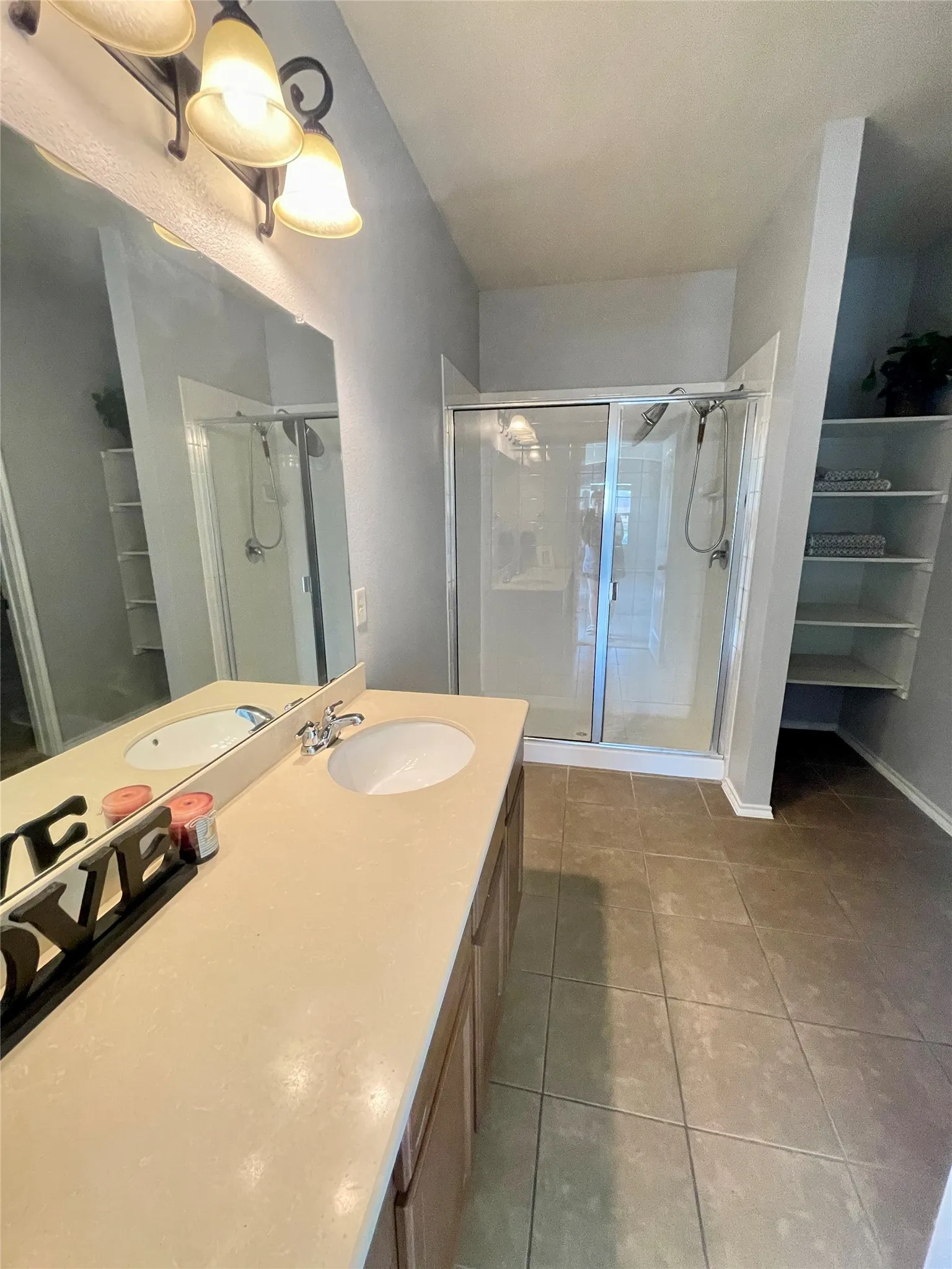 Single Family Residence For Rent in Collin County , 406 Paddock Lane, Celina, Texas 75009, 5 Bedroom, 3 Bathroom, 2 Garage spaces, 2,586 Sqft, built in 2014, mls#21410939, Real Estate Agent in Celina, Homes For Rent in Collin county, Homes For Rent in Celina, Realtor in Celina Texas, Real Estate Brokerage Independent Realty Texas, Luminita Cordes Realtor