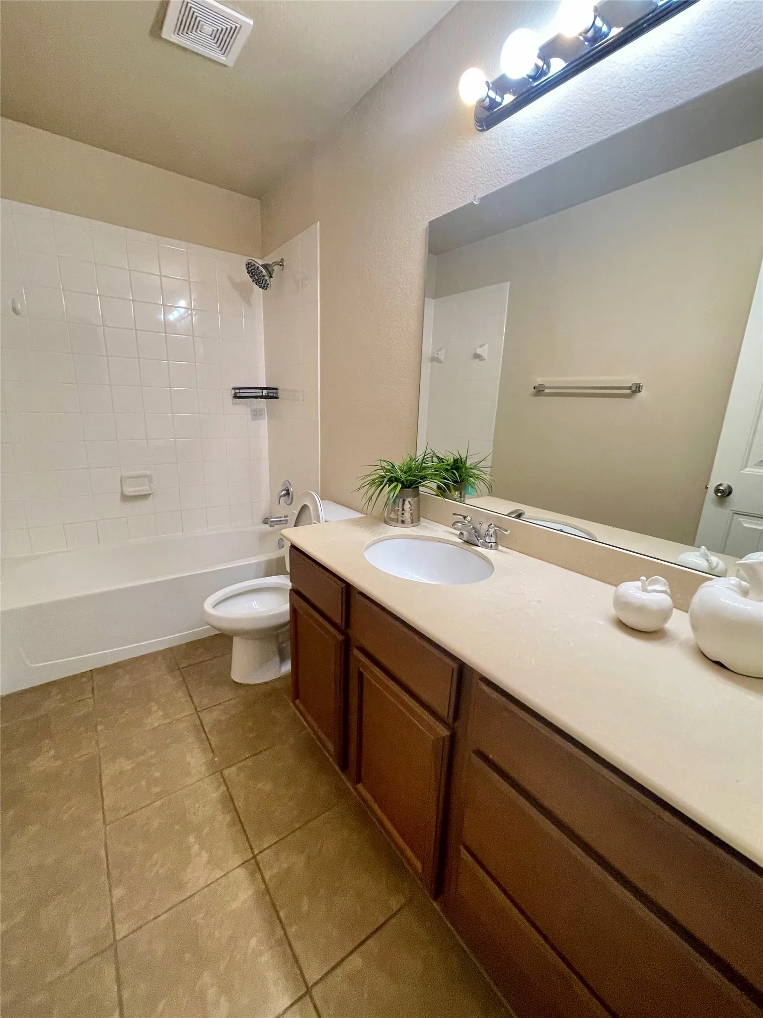 Single Family Residence For Rent in Collin County , 406 Paddock Lane, Celina, Texas 75009, 5 Bedroom, 3 Bathroom, 2 Garage spaces, 2,586 Sqft, built in 2014, mls#21410939, Real Estate Agent in Celina, Homes For Rent in Collin county, Homes For Rent in Celina, Realtor in Celina Texas, Real Estate Brokerage Independent Realty Texas, Luminita Cordes Realtor