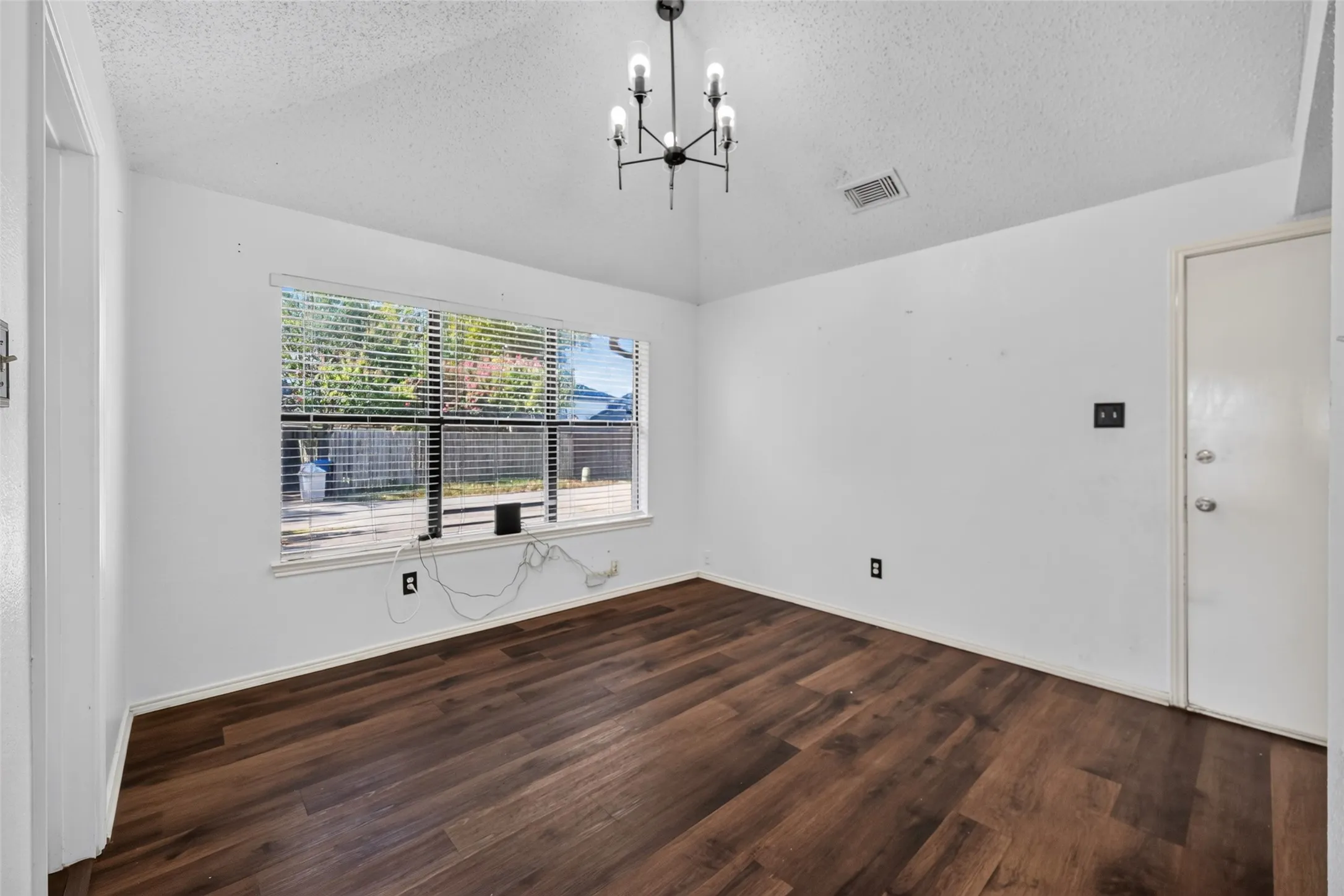 Single Family Residence For Rent in Dallas County , 583 Kirkland Drive, Coppell, Texas 75019, 3 Bedroom, 2 Bathroom, 1 Garage spaces, 1,425 Sqft, built in 1984, mls#21410946, Real Estate Agent in Coppell, Homes For Rent in Dallas county, Homes For Rent in Coppell, Realtor in Coppell Texas, Real Estate Brokerage Independent Realty Texas, Luminita Cordes Realtor