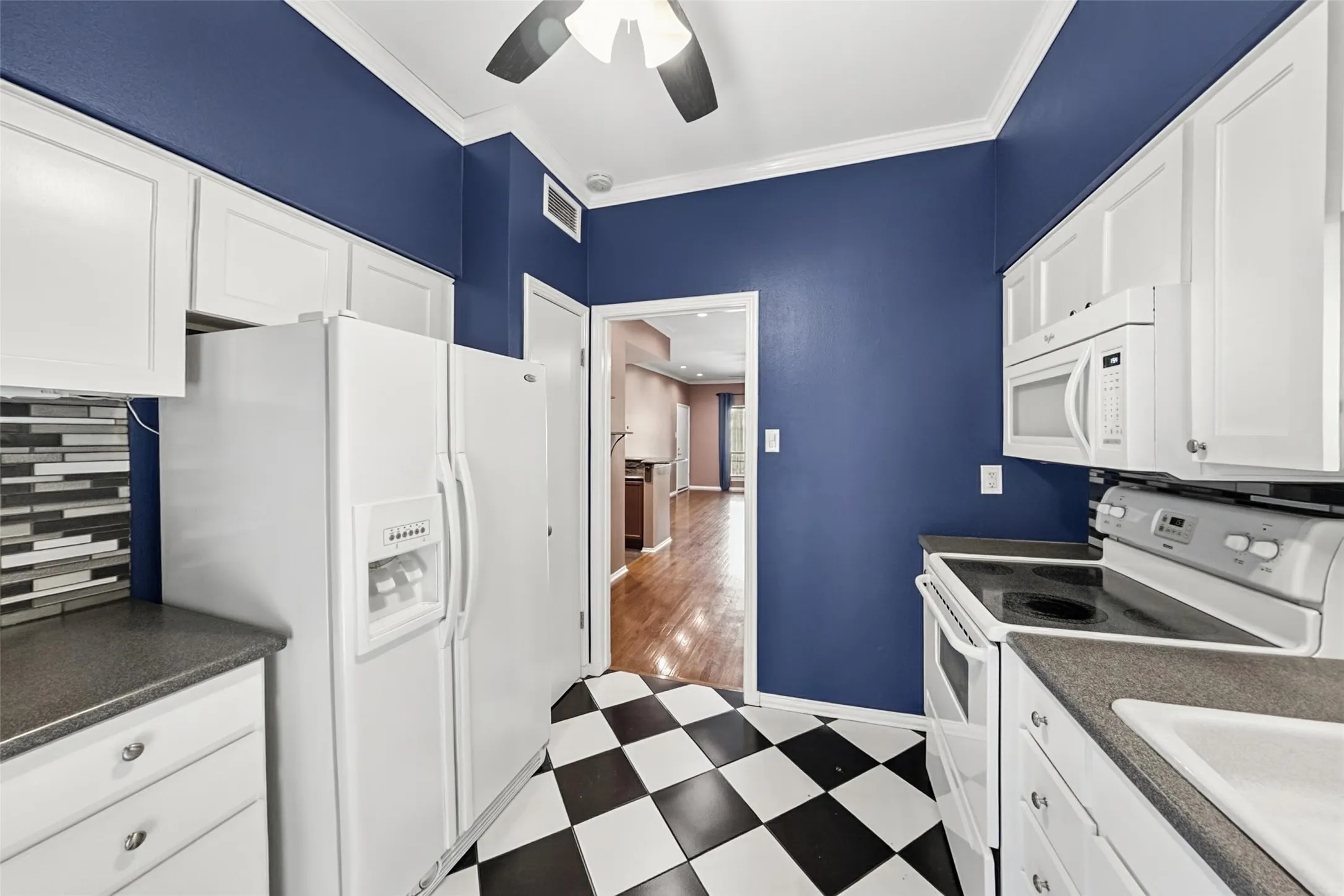 Apartment For Rent in Tarrant County , 4312 Bellaire Drive S 225, Fort Worth, Texas 76109, 1 Bedroom, 1 Bathroom, Garage spaces, 840 Sqft, built in 1965, mls#21410950, Real Estate Agent in Fort Worth, Homes For Rent in Tarrant county, Homes For Rent in Fort Worth, Realtor in Fort Worth Texas, Real Estate Brokerage Independent Realty Texas, Luminita Cordes Realtor