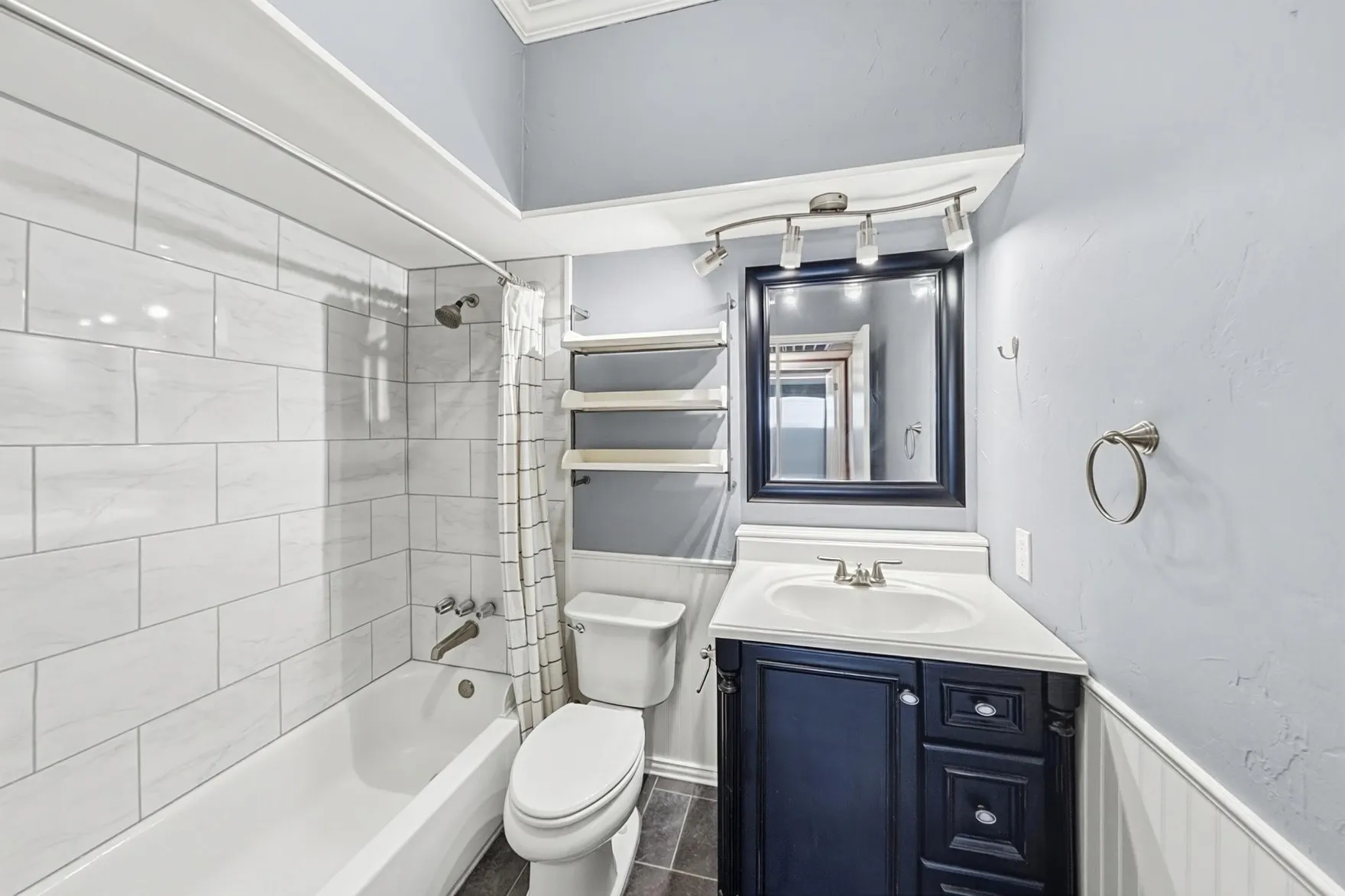 Apartment For Rent in Tarrant County , 4312 Bellaire Drive S 225, Fort Worth, Texas 76109, 1 Bedroom, 1 Bathroom, Garage spaces, 840 Sqft, built in 1965, mls#21410950, Real Estate Agent in Fort Worth, Homes For Rent in Tarrant county, Homes For Rent in Fort Worth, Realtor in Fort Worth Texas, Real Estate Brokerage Independent Realty Texas, Luminita Cordes Realtor