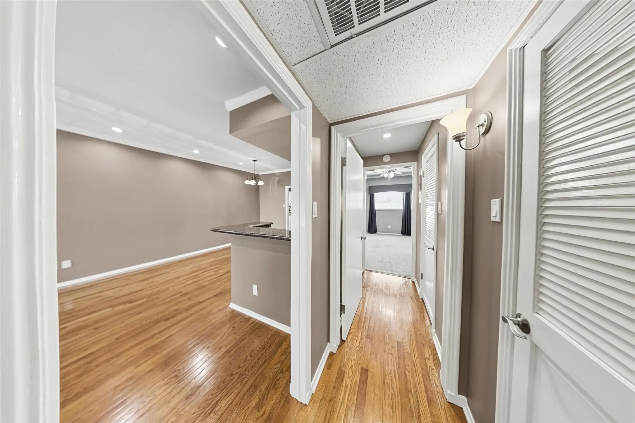 Apartment For Rent in Tarrant County , 4312 Bellaire Drive S 225, Fort Worth, Texas 76109, 1 Bedroom, 1 Bathroom, Garage spaces, 840 Sqft, built in 1965, mls#21410950, Real Estate Agent in Fort Worth, Homes For Rent in Tarrant county, Homes For Rent in Fort Worth, Realtor in Fort Worth Texas, Real Estate Brokerage Independent Realty Texas, Luminita Cordes Realtor