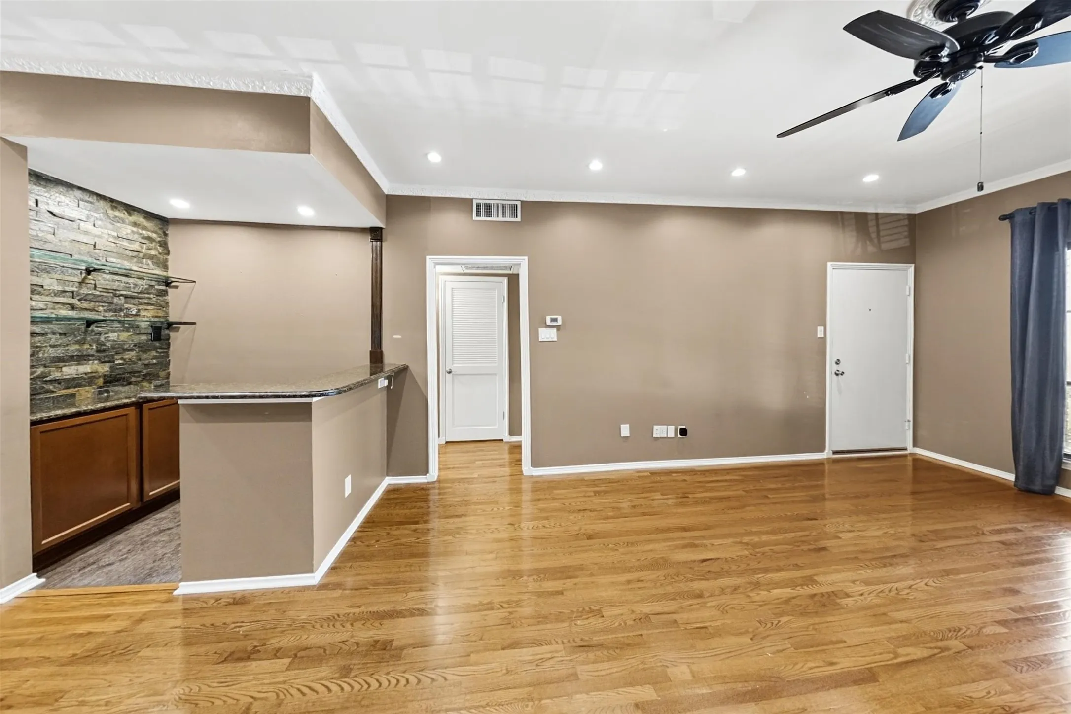 Apartment For Rent in Tarrant County , 4312 Bellaire Drive S 225, Fort Worth, Texas 76109, 1 Bedroom, 1 Bathroom, Garage spaces, 840 Sqft, built in 1965, mls#21410950, Real Estate Agent in Fort Worth, Homes For Rent in Tarrant county, Homes For Rent in Fort Worth, Realtor in Fort Worth Texas, Real Estate Brokerage Independent Realty Texas, Luminita Cordes Realtor
