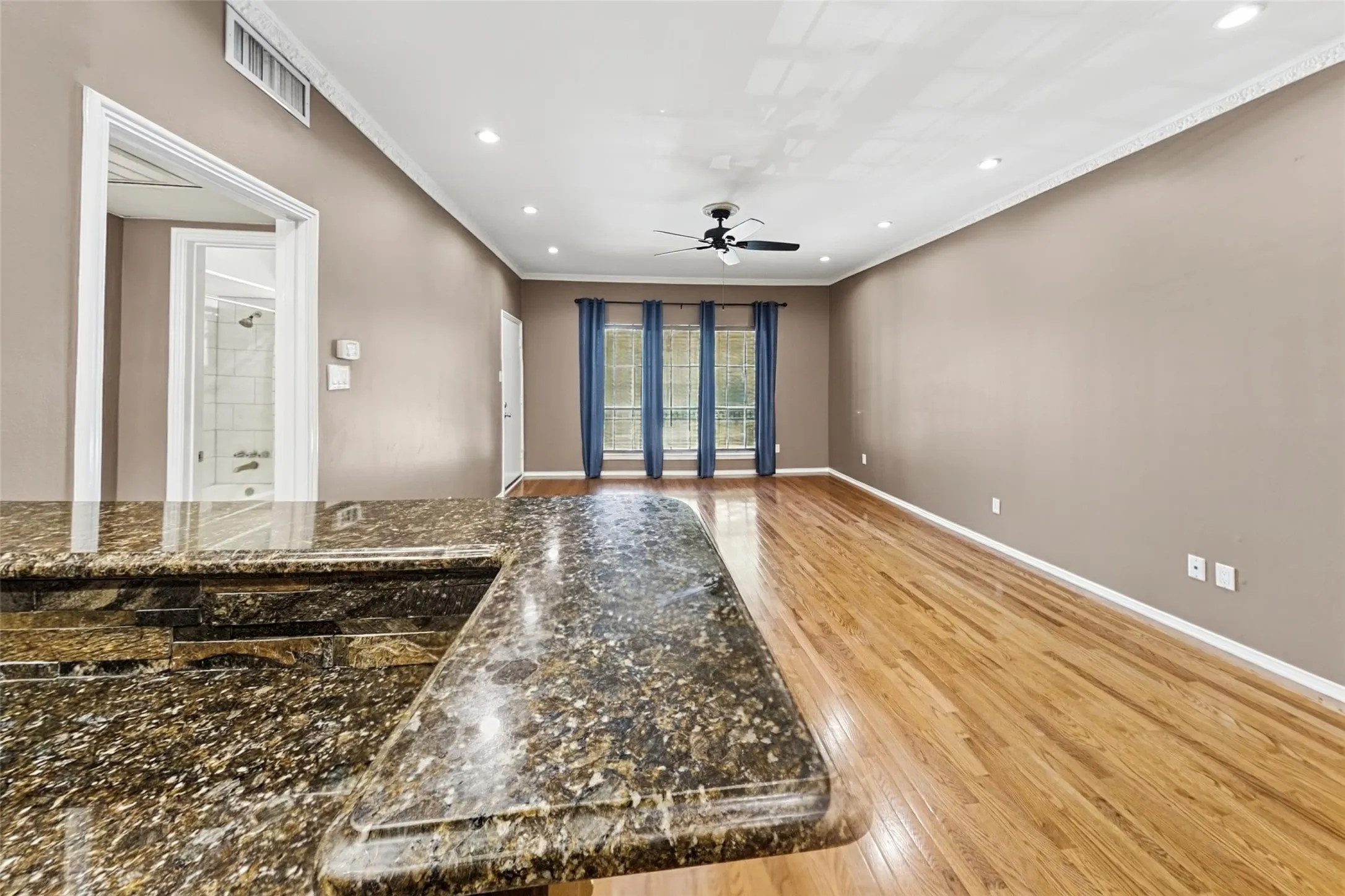 Apartment For Rent in Tarrant County , 4312 Bellaire Drive S 225, Fort Worth, Texas 76109, 1 Bedroom, 1 Bathroom, Garage spaces, 840 Sqft, built in 1965, mls#21410950, Real Estate Agent in Fort Worth, Homes For Rent in Tarrant county, Homes For Rent in Fort Worth, Realtor in Fort Worth Texas, Real Estate Brokerage Independent Realty Texas, Luminita Cordes Realtor