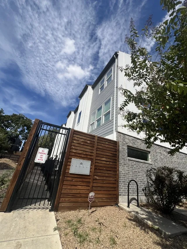 Condominium For Rent in Dallas County , 5647 Live Oak Street 105, Dallas, Texas 75206, 2 Bedroom, 3 Bathroom, 2 Garage spaces, 1,561 Sqft, built in 2022, mls#21410755, Real Estate Agent in Dallas, Homes For Rent in Dallas county, Homes For Rent in Dallas, Realtor in Dallas Texas, Real Estate Brokerage Independent Realty Texas, Luminita Cordes Realtor
