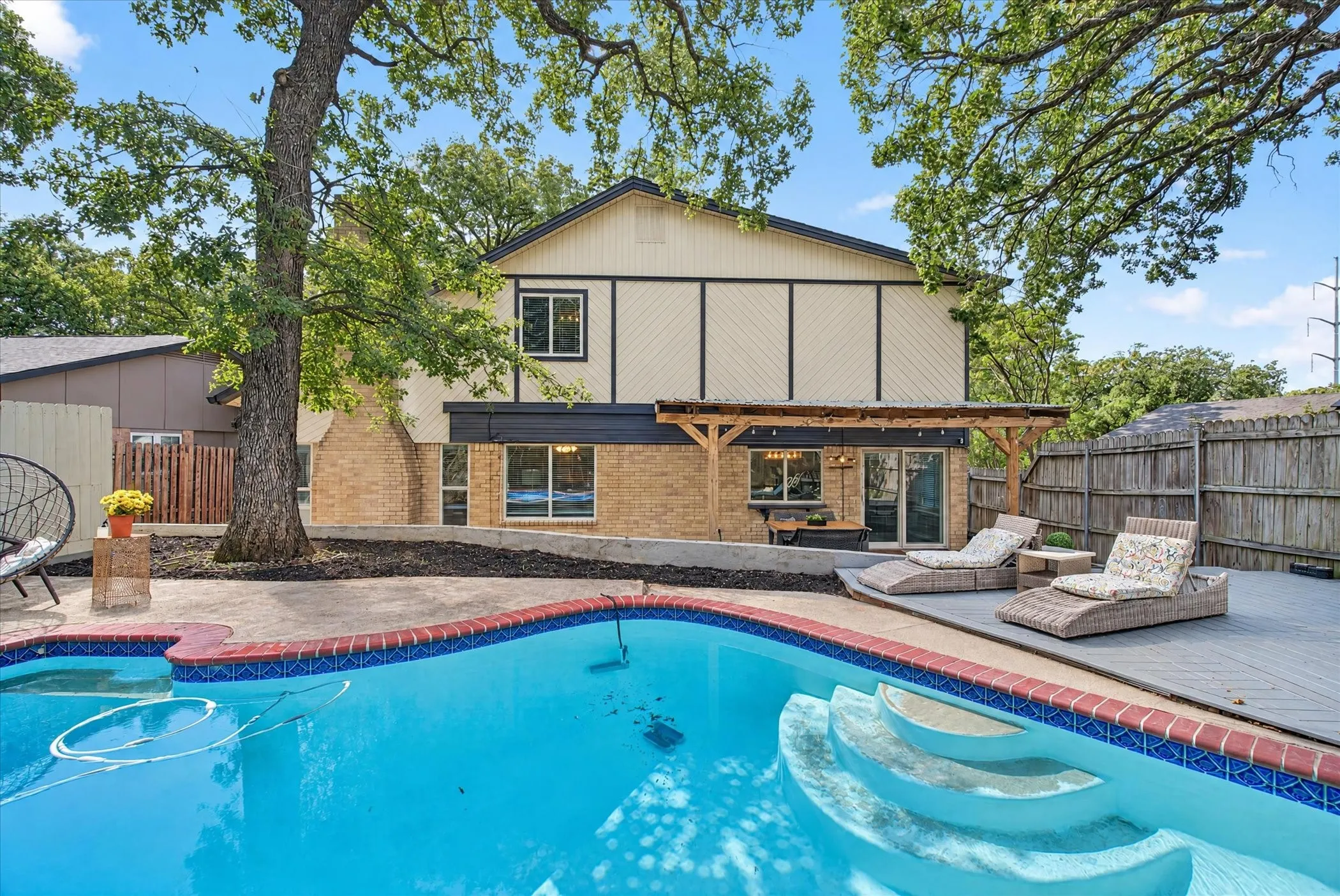 Single Family Residence For Sale in Tarrant County , 2801 Meandering Way, Bedford, Texas 76021, 3 Bedroom, 3 Bathroom, 2 Garage spaces, 2,269 Sqft, built in 1977, mls#21408456, Real Estate Agent in Bedford, Homes For Sale in Tarrant county, Homes For Sale in Bedford, Realtor in Bedford Texas, Real Estate Brokerage Independent Realty Texas, Luminita Cordes Realtor