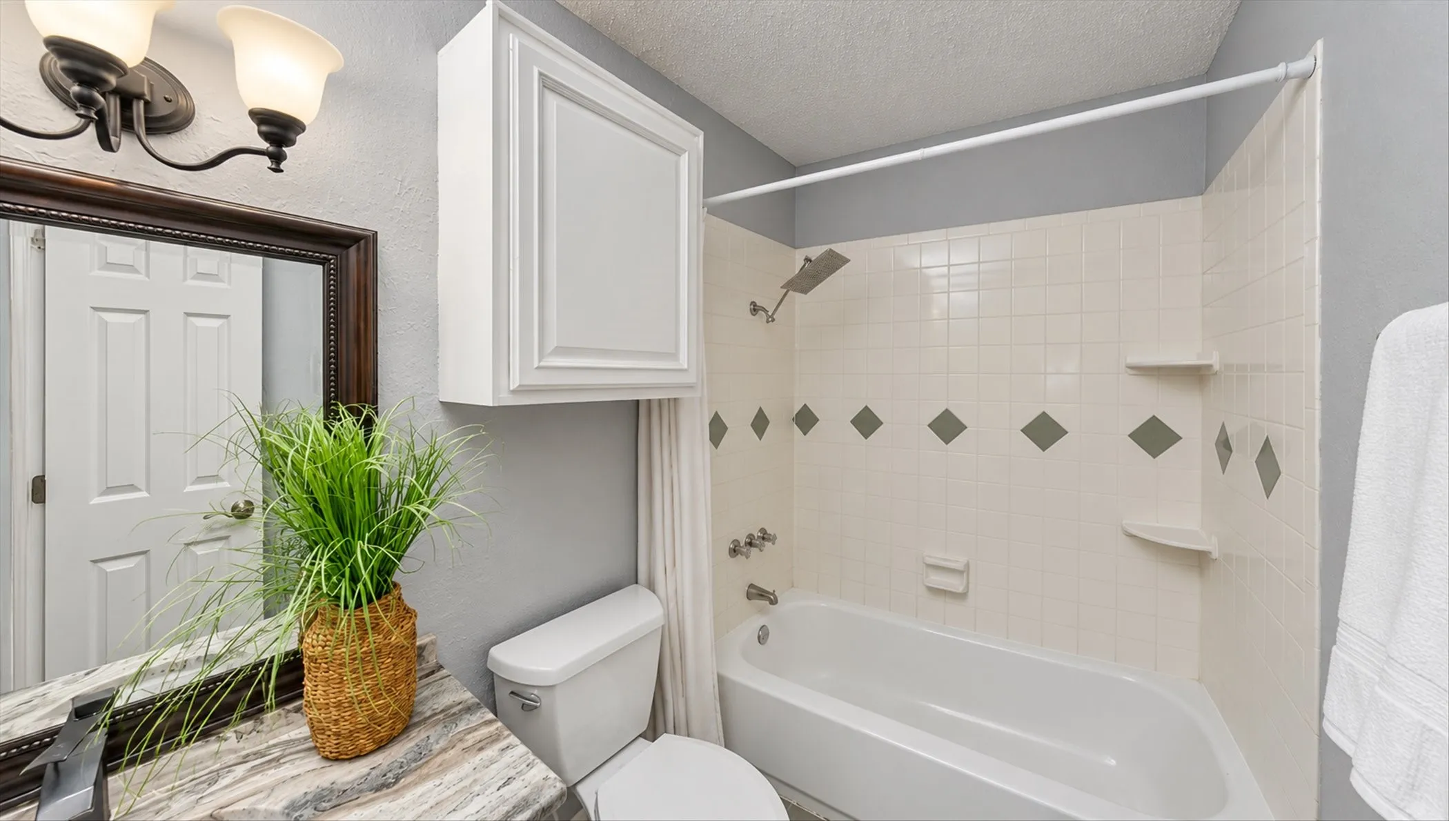 Single Family Residence For Sale in Tarrant County , 2801 Meandering Way, Bedford, Texas 76021, 3 Bedroom, 3 Bathroom, 2 Garage spaces, 2,269 Sqft, built in 1977, mls#21408456, Real Estate Agent in Bedford, Homes For Sale in Tarrant county, Homes For Sale in Bedford, Realtor in Bedford Texas, Real Estate Brokerage Independent Realty Texas, Luminita Cordes Realtor