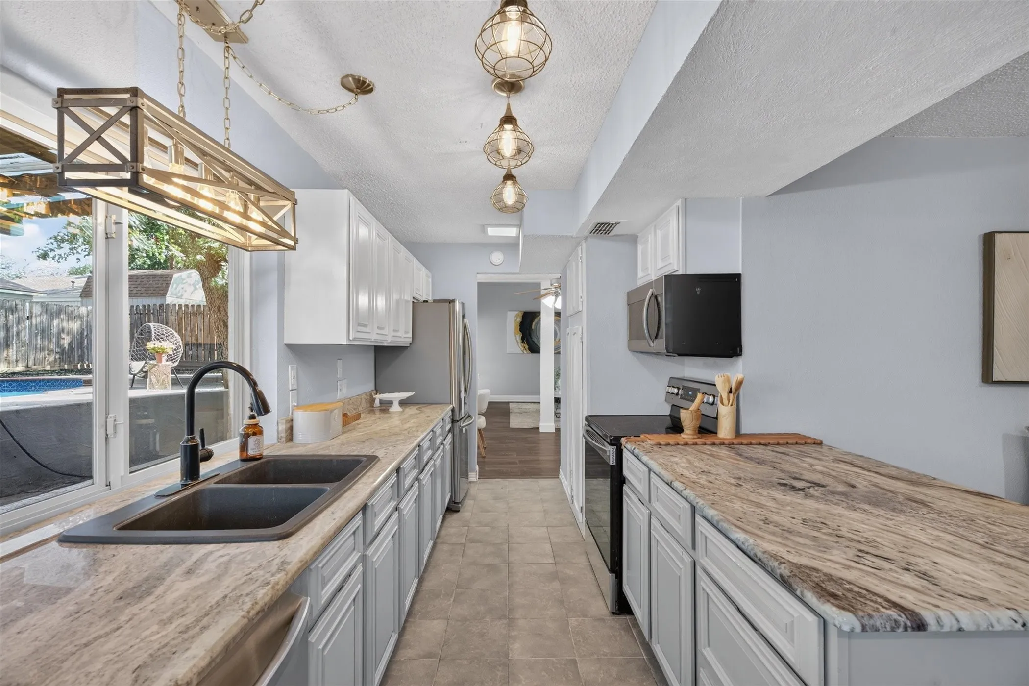 Single Family Residence For Sale in Tarrant County , 2801 Meandering Way, Bedford, Texas 76021, 3 Bedroom, 3 Bathroom, 2 Garage spaces, 2,269 Sqft, built in 1977, mls#21408456, Real Estate Agent in Bedford, Homes For Sale in Tarrant county, Homes For Sale in Bedford, Realtor in Bedford Texas, Real Estate Brokerage Independent Realty Texas, Luminita Cordes Realtor