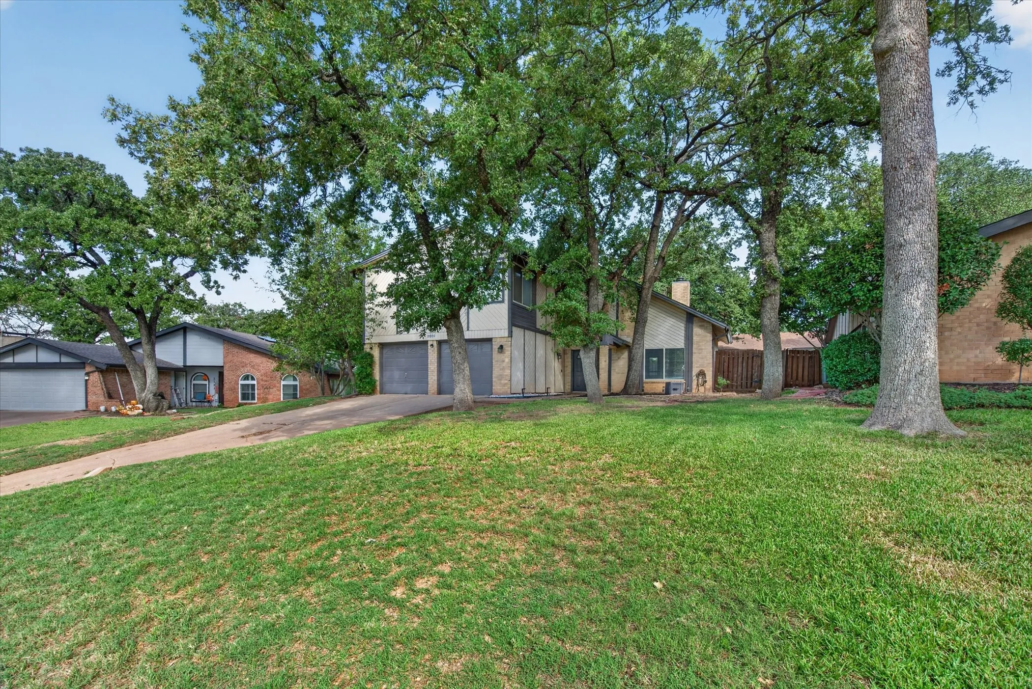 Single Family Residence For Sale in Tarrant County , 2801 Meandering Way, Bedford, Texas 76021, 3 Bedroom, 3 Bathroom, 2 Garage spaces, 2,269 Sqft, built in 1977, mls#21408456, Real Estate Agent in Bedford, Homes For Sale in Tarrant county, Homes For Sale in Bedford, Realtor in Bedford Texas, Real Estate Brokerage Independent Realty Texas, Luminita Cordes Realtor